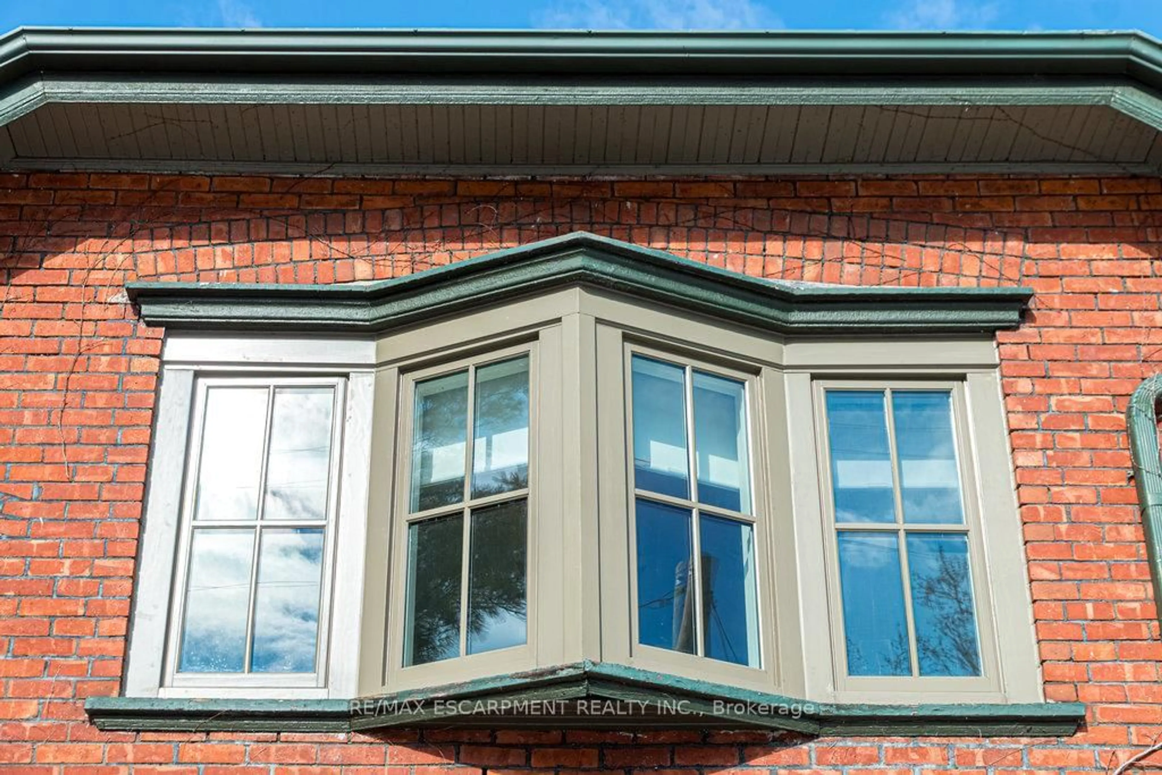 Home with vinyl exterior material, building for 293 Park St, Hamilton Ontario L8P 3G5