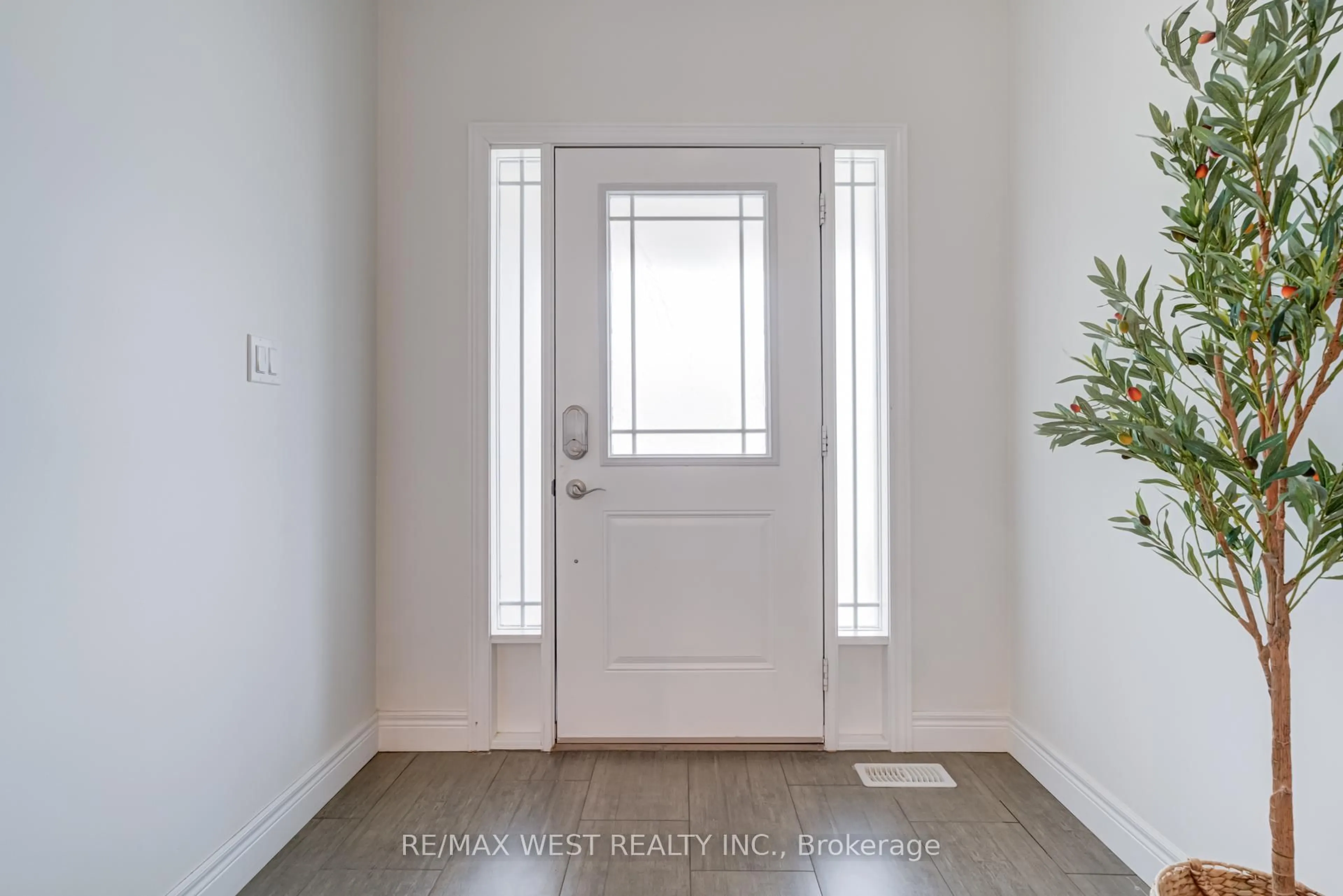 Indoor entryway for 270 Dalgleish Tr, Hamilton Ontario L0R 1P0