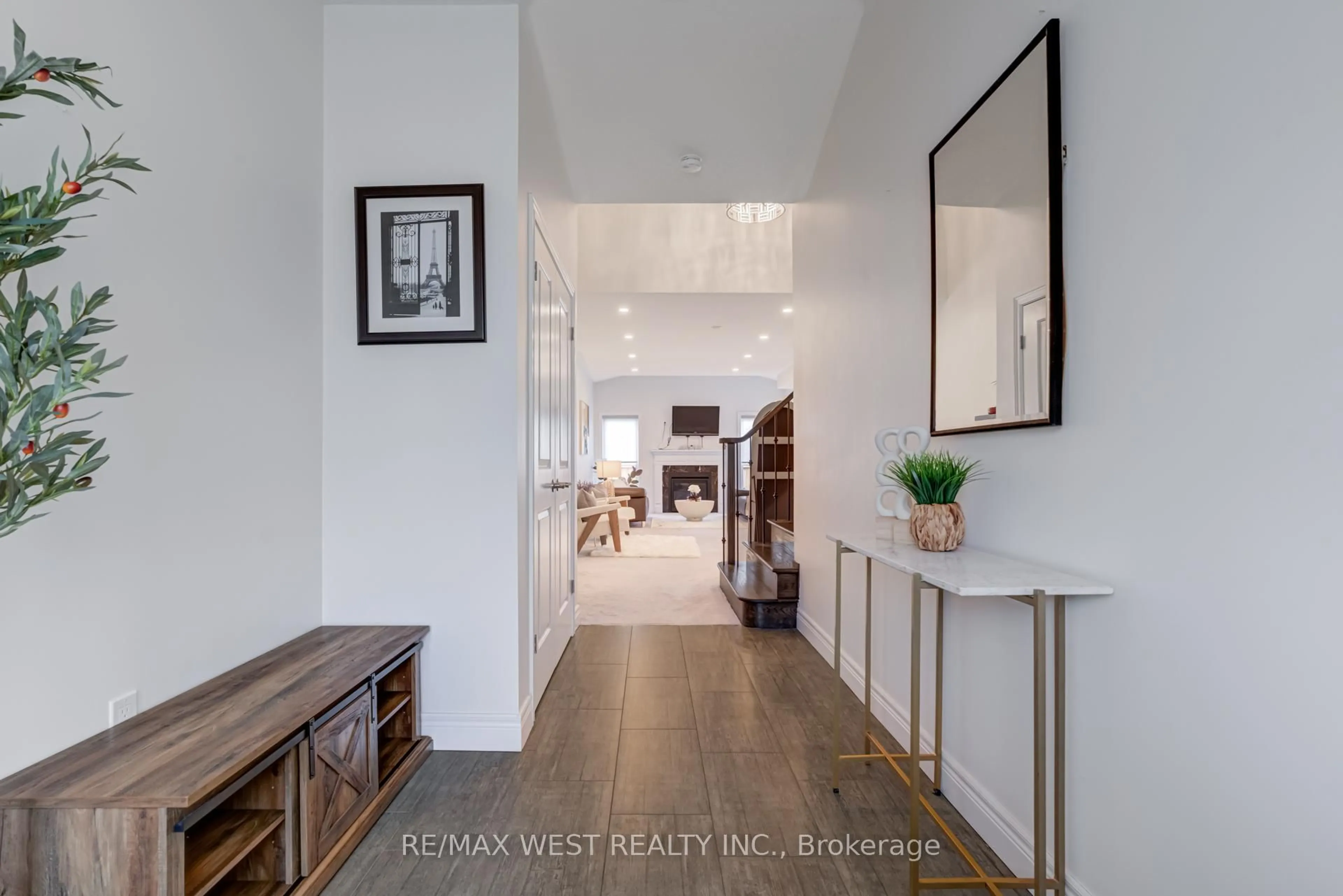Indoor entryway for 270 Dalgleish Tr, Hamilton Ontario L0R 1P0