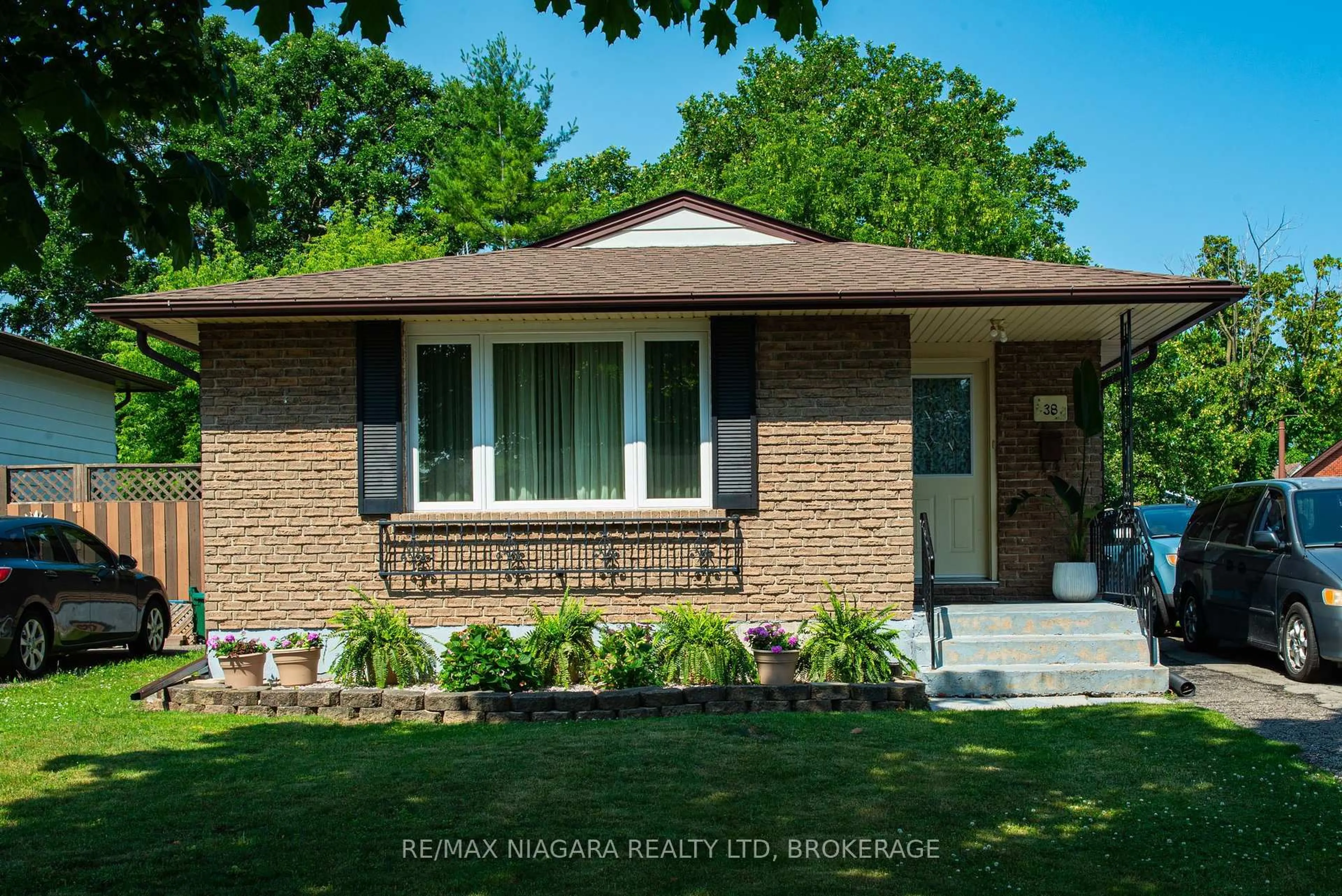 Home with brick exterior material, street for 38 Roehampton Dr, St. Catharines Ontario L2M 7K7