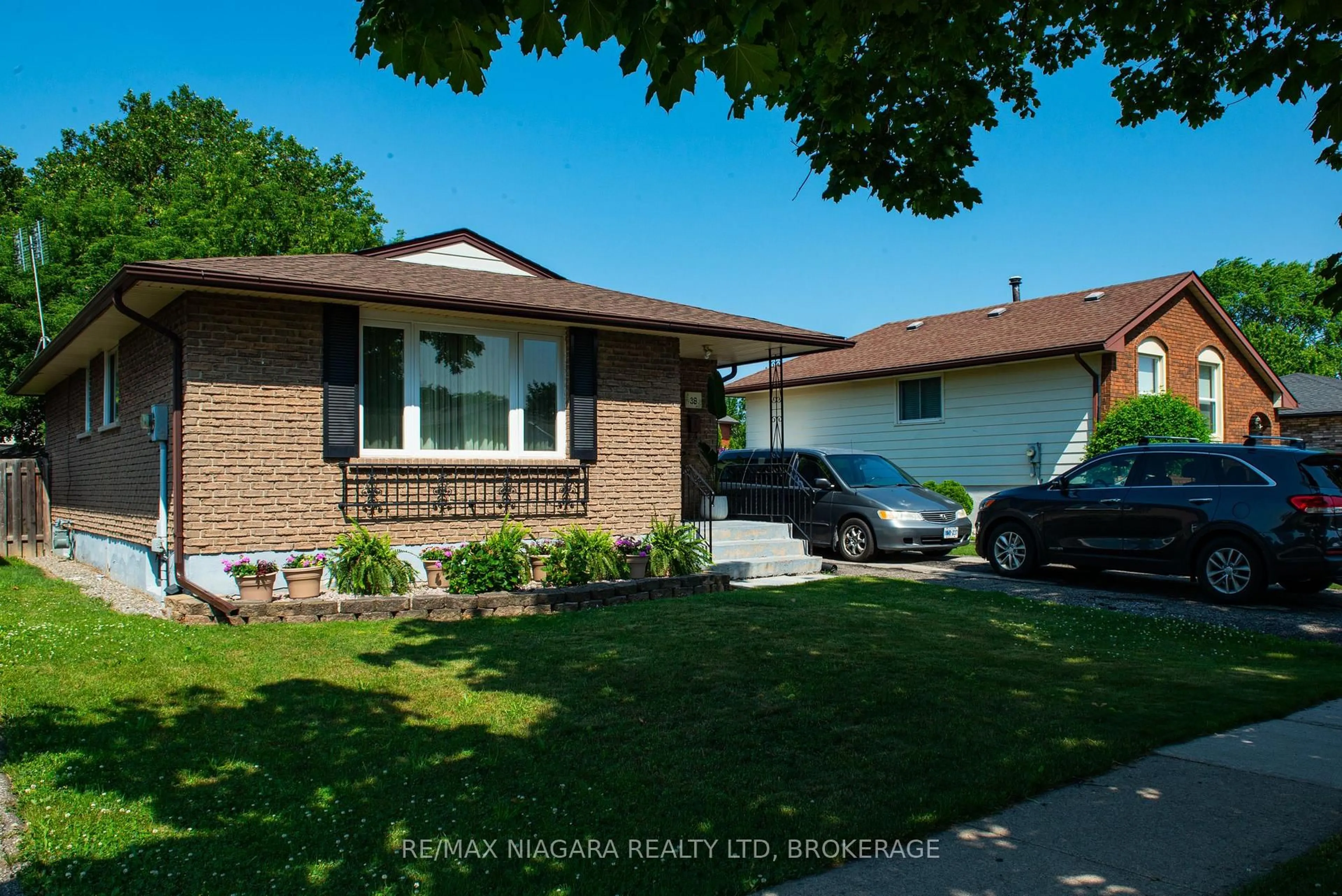 Home with vinyl exterior material, street for 38 Roehampton Dr, St. Catharines Ontario L2M 7K7
