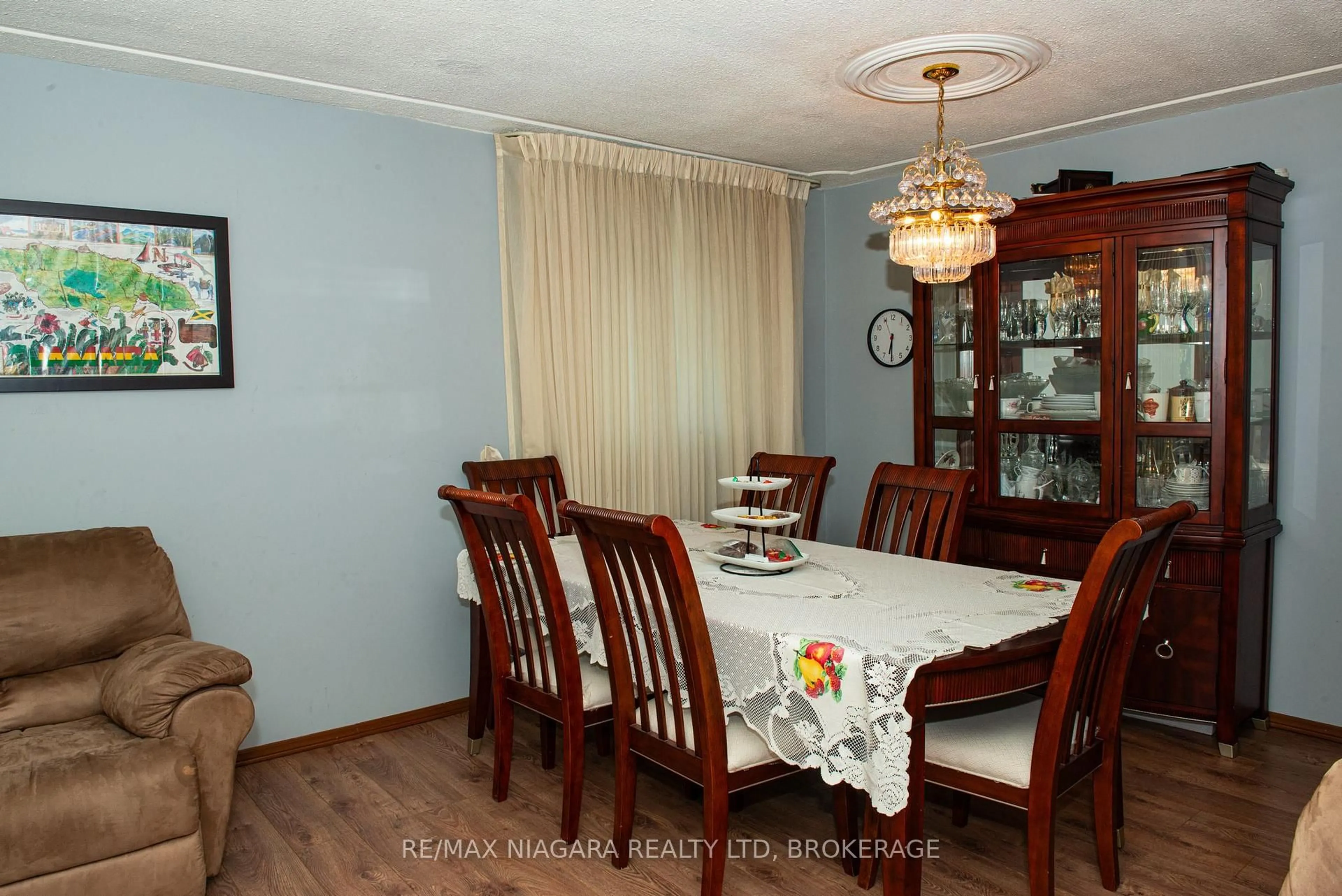 Dining room, wood/laminate floor for 38 Roehampton Dr, St. Catharines Ontario L2M 7K7