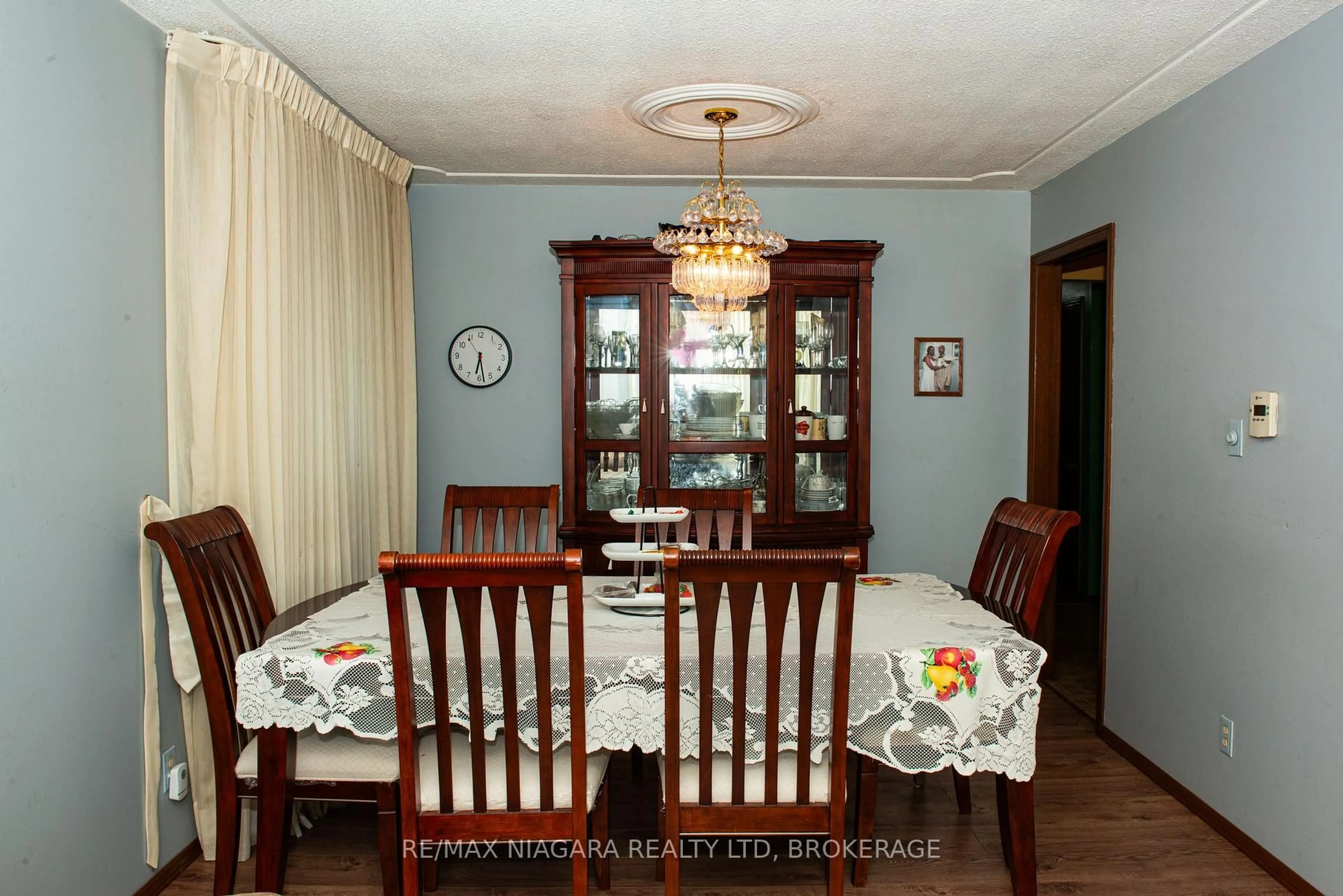 Dining room, wood/laminate floor for 38 Roehampton Dr, St. Catharines Ontario L2M 7K7