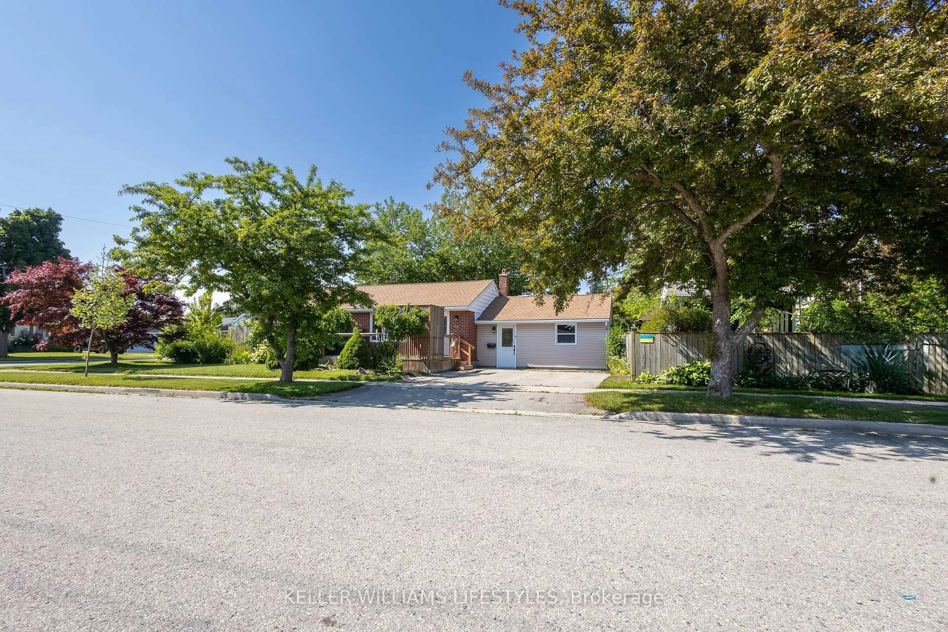 A pic from outside/outdoor area/front of a property/back of a property/a pic from drone, street for 188 Cayley St, Goderich Ontario N7A 2A3