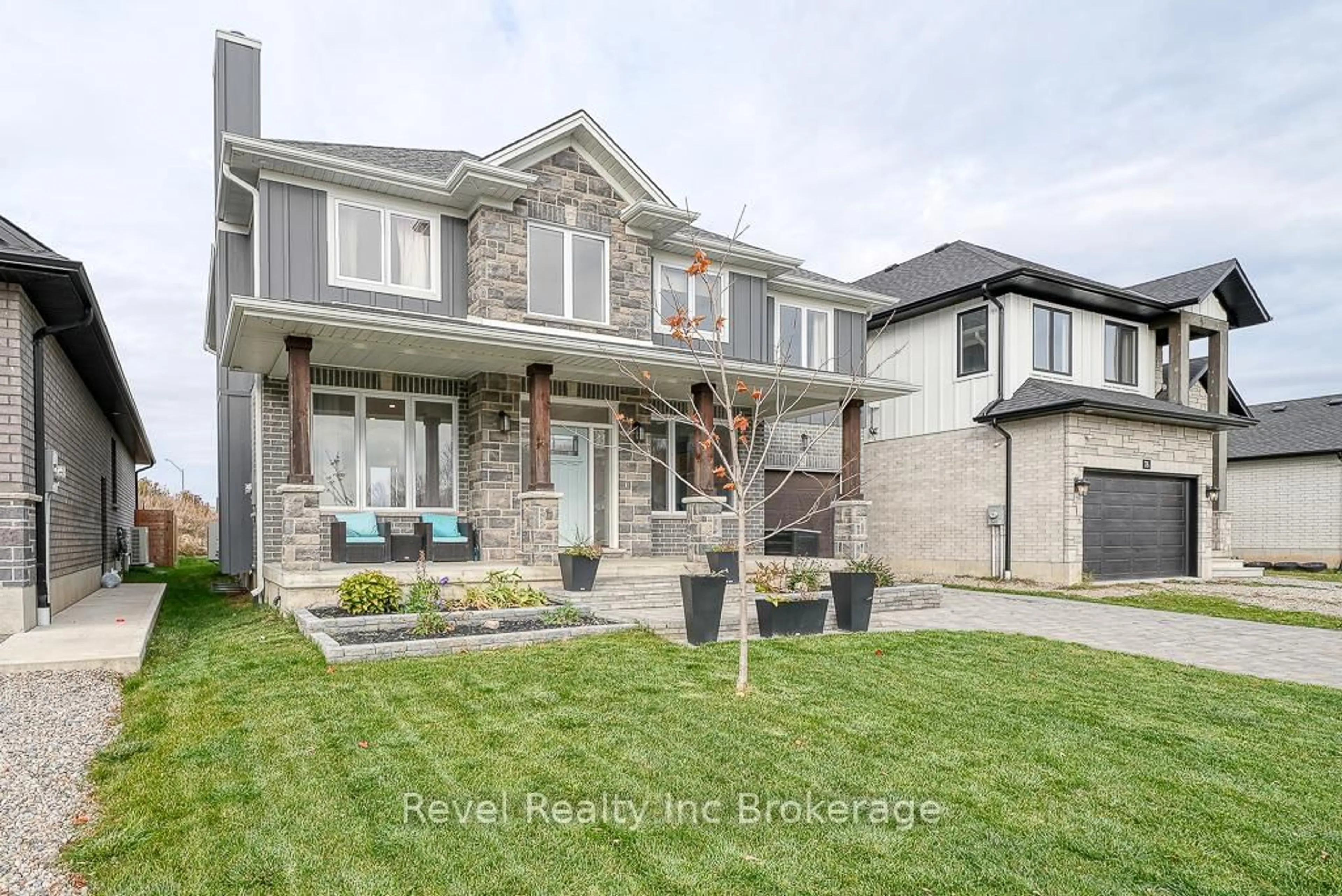Home with brick exterior material, street for 82 SUNVIEW Dr, Norwich Ontario N0J 1P0