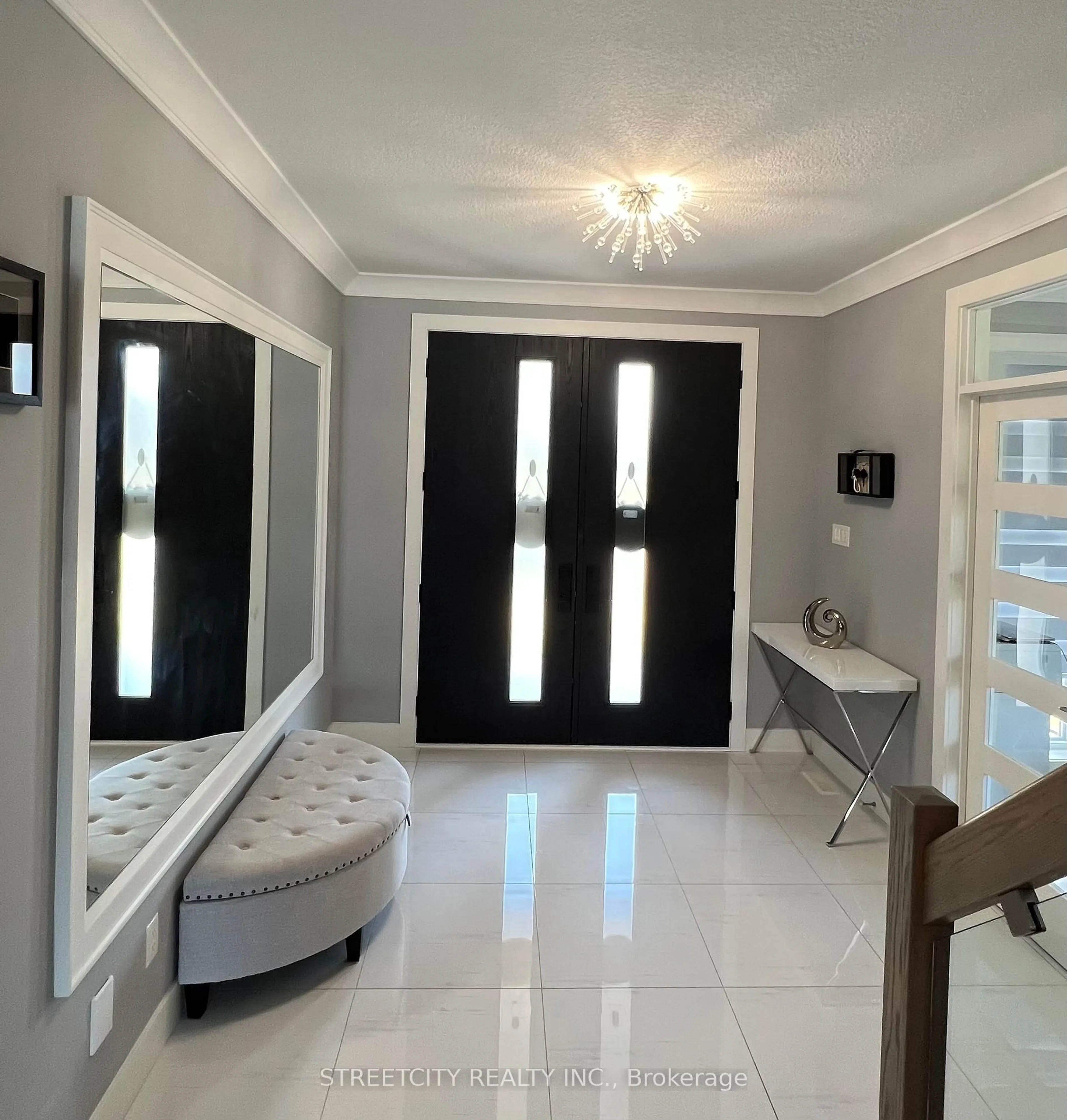 Indoor entryway for 3335 Mersea St, London South Ontario N6P 0A8