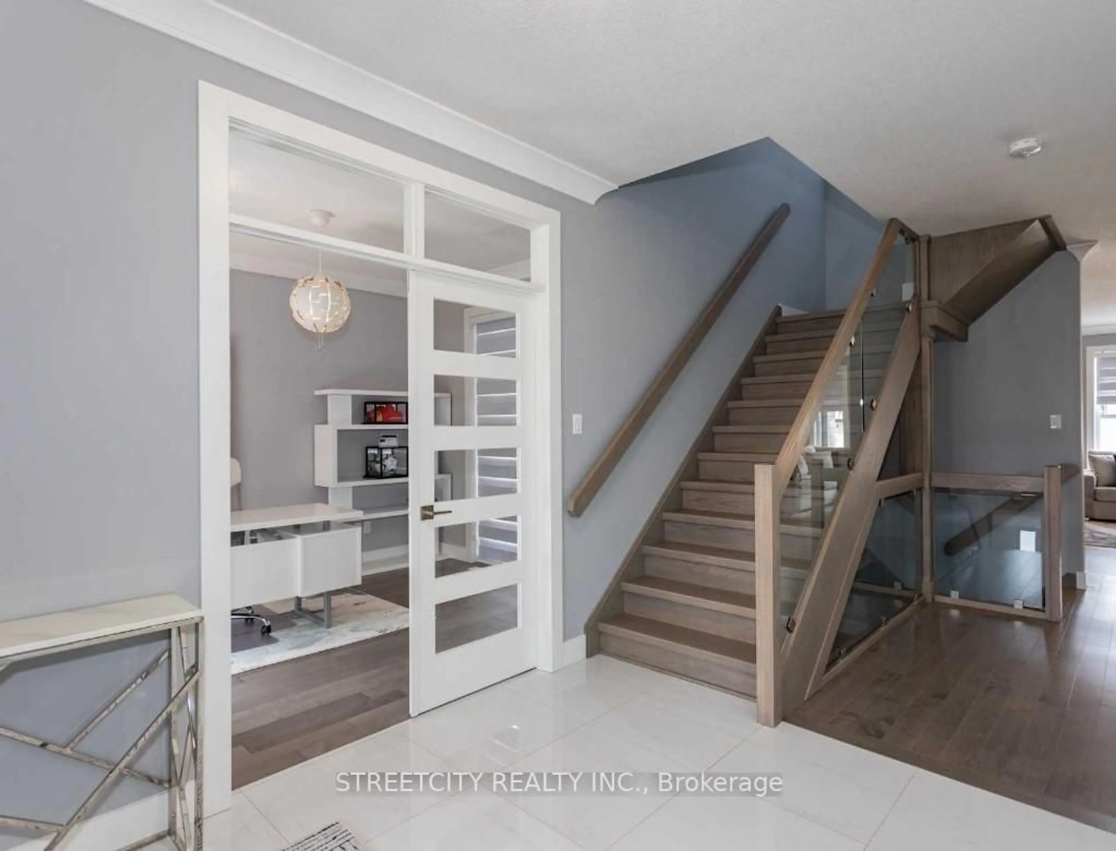 Indoor entryway for 3335 Mersea St, London South Ontario N6P 0A8