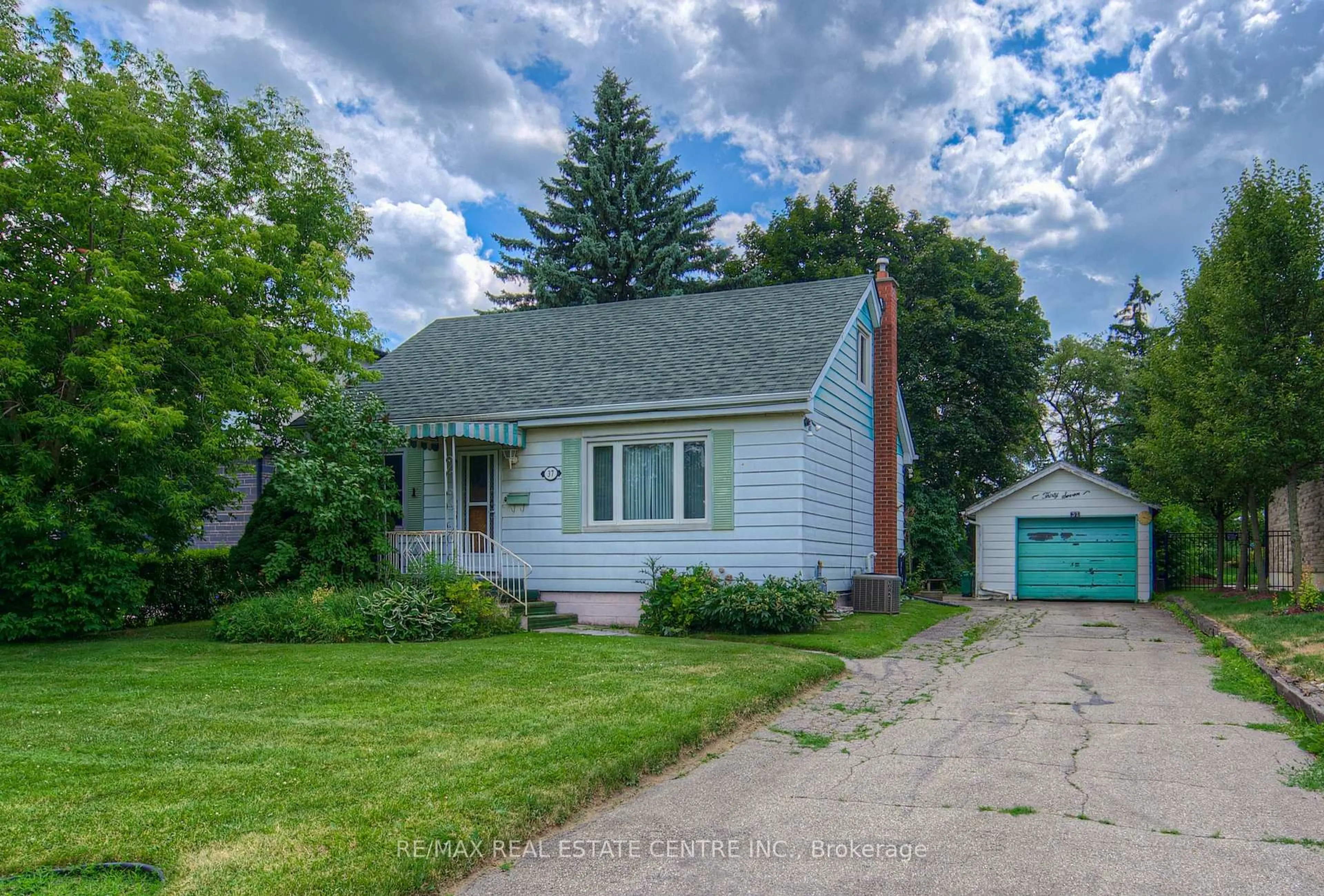 Home with vinyl exterior material, street for 37 Kennedy Ave, Hamilton Ontario L9B 1C4