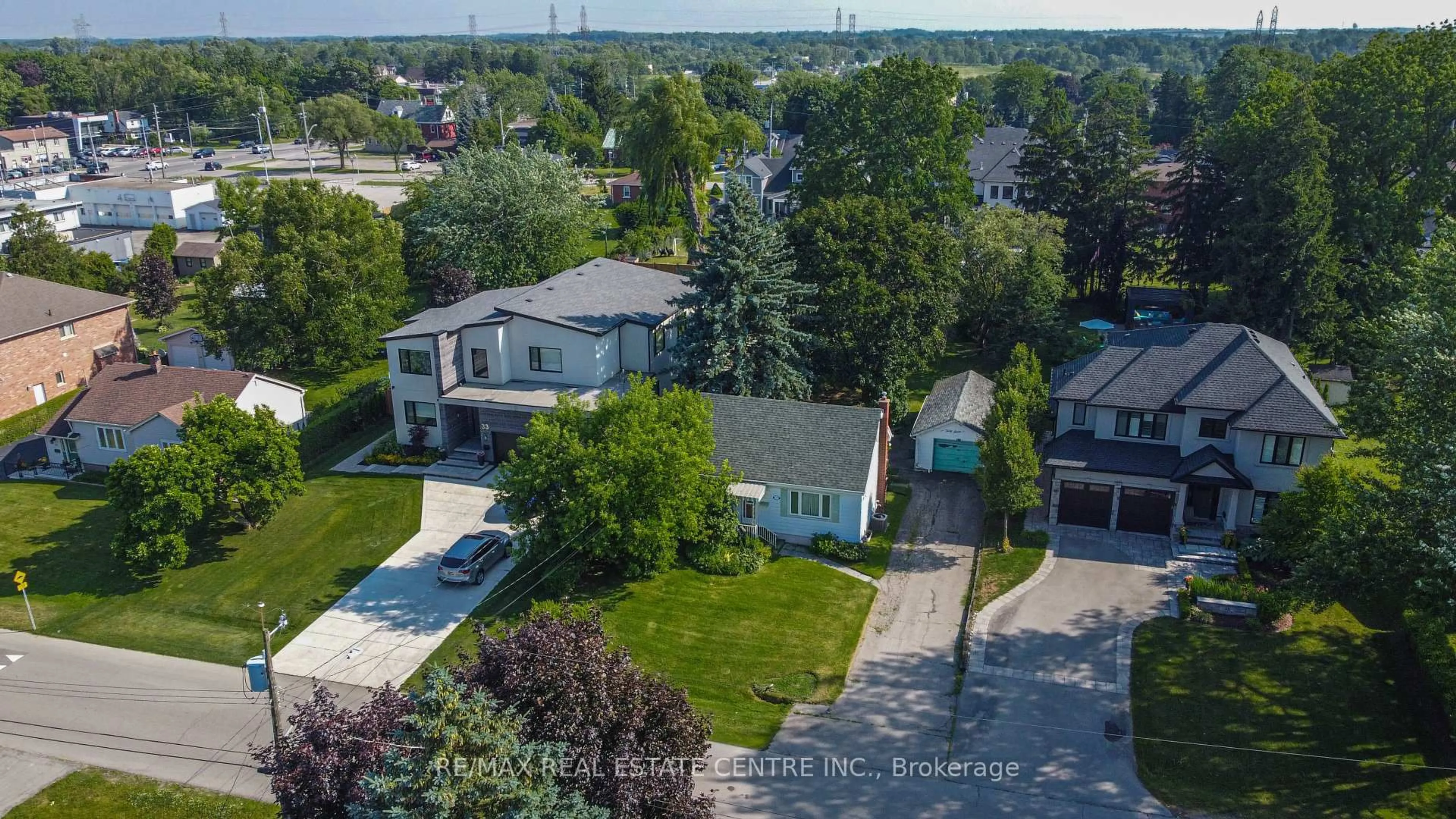 A pic from outside/outdoor area/front of a property/back of a property/a pic from drone, street for 37 Kennedy Ave, Hamilton Ontario L9B 1C4