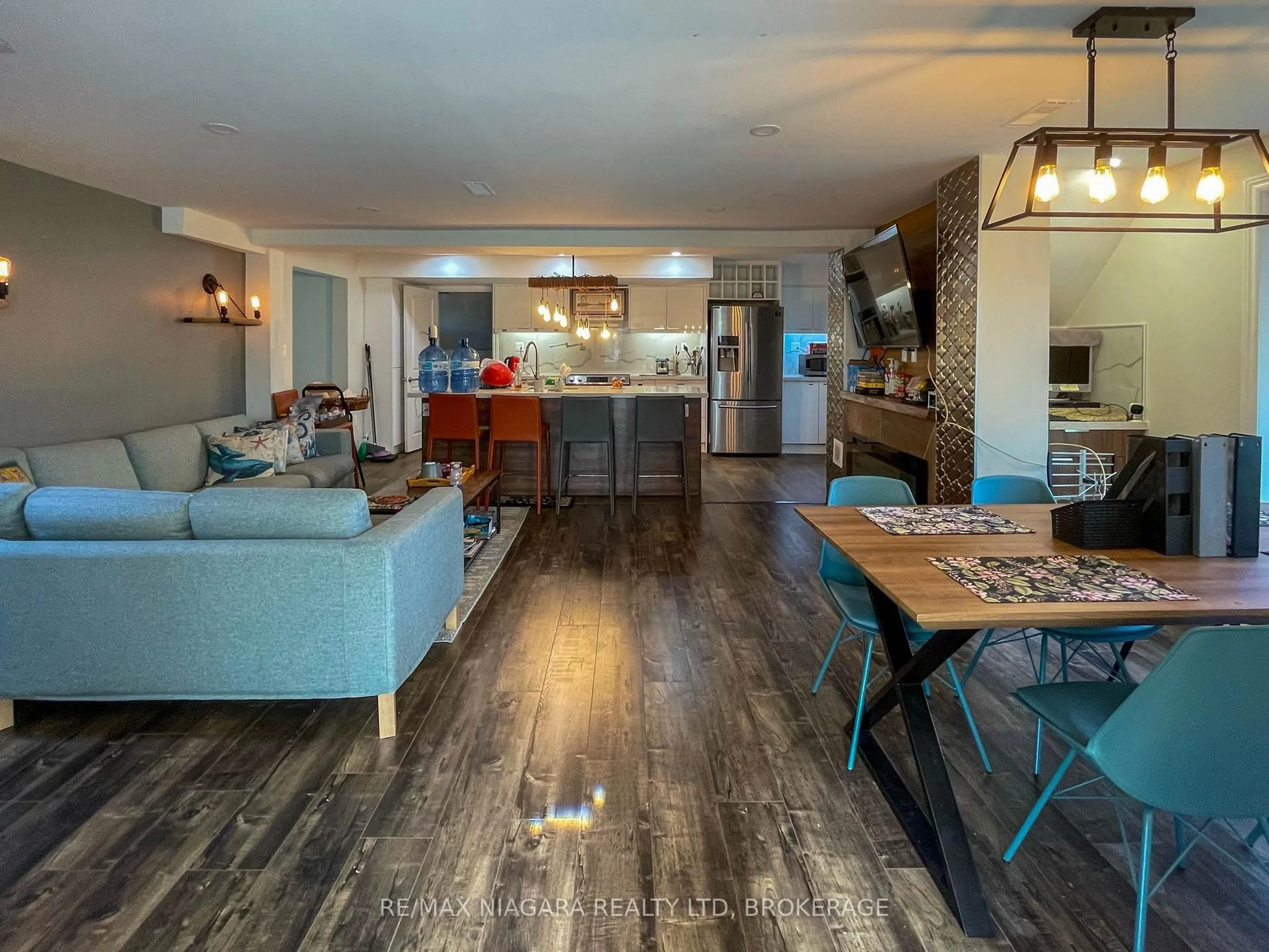 Open concept kitchen, wood/laminate floor for 9959 Beck Rd, Niagara Falls Ontario L2E 6S6