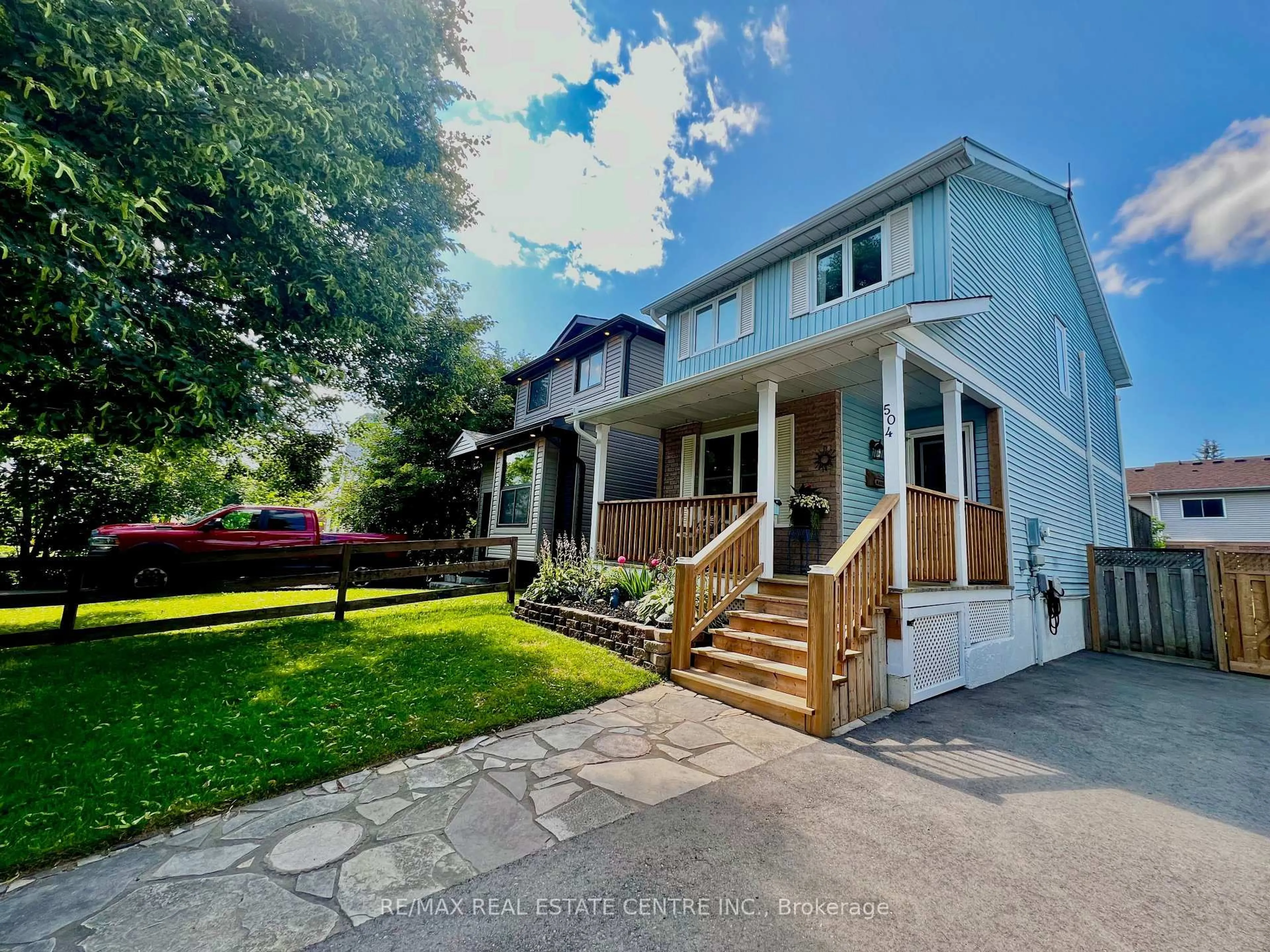 A pic from outside/outdoor area/front of a property/back of a property/a pic from drone, street for 504 Pineview Gdns, Shelburne Ontario L9V 2Z9