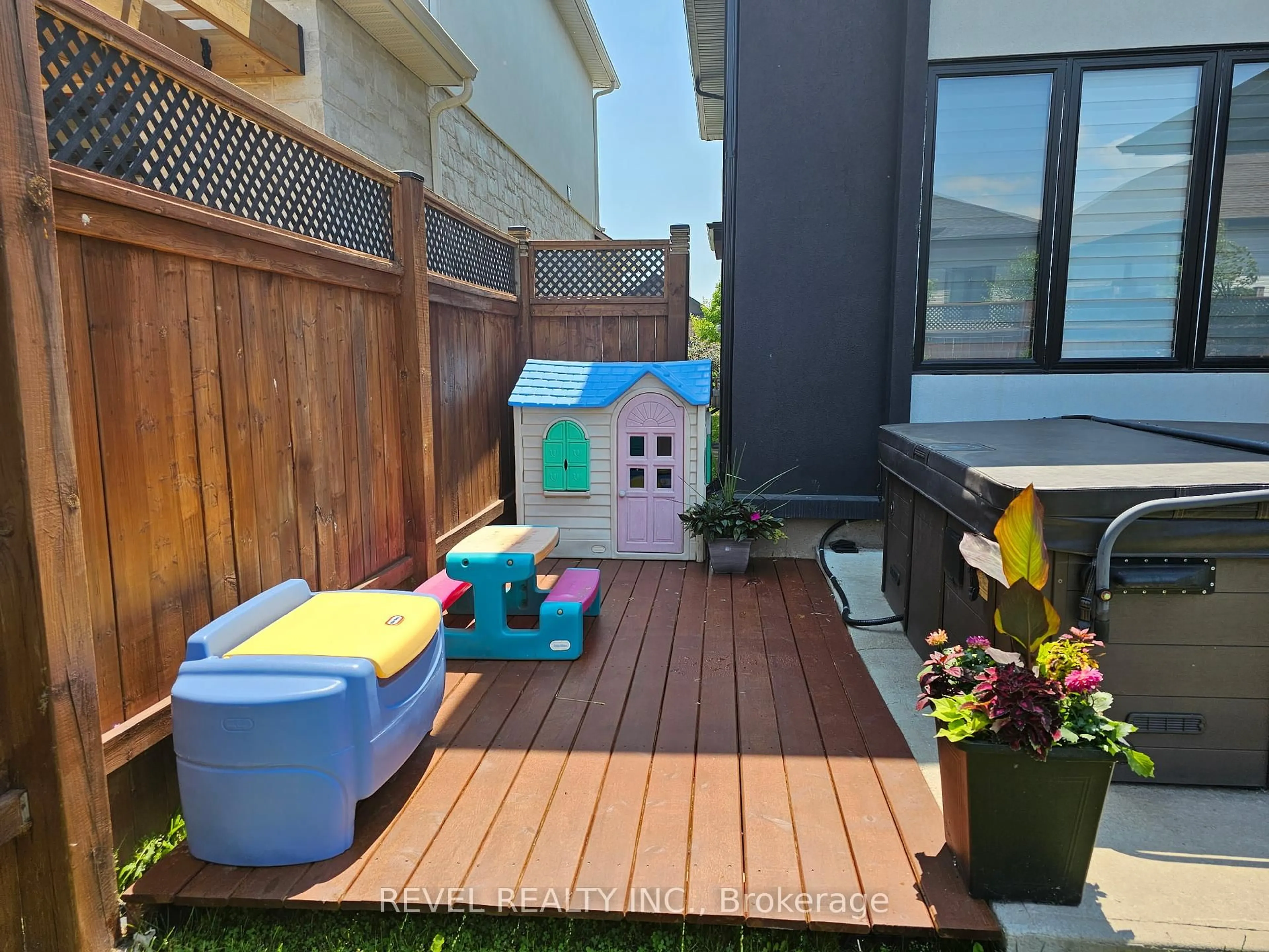 Patio, street for 14 Willowbrook Dr, Welland Ontario L3C 0G1