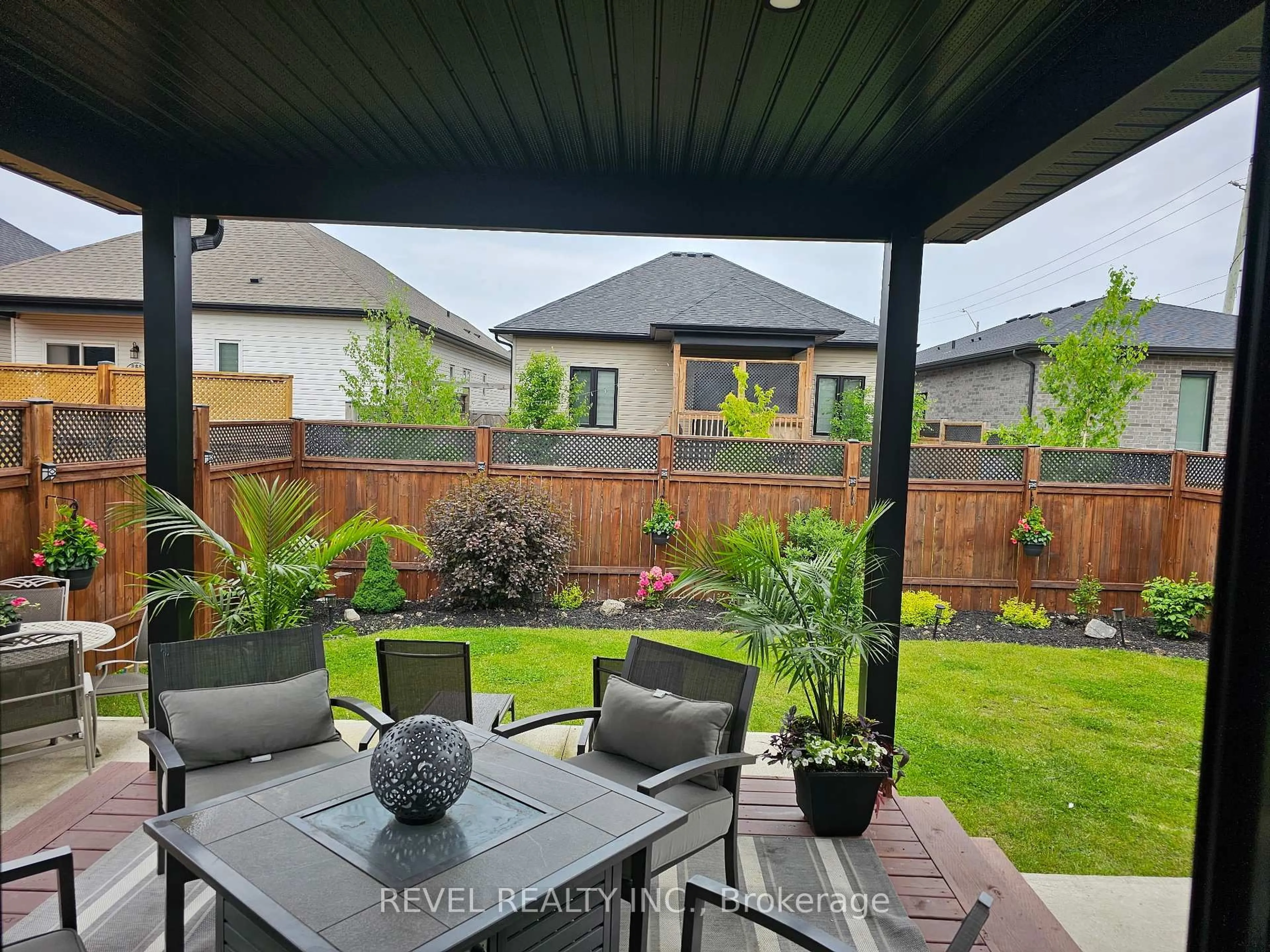 Patio, unknown for 14 Willowbrook Dr, Welland Ontario L3C 0G1