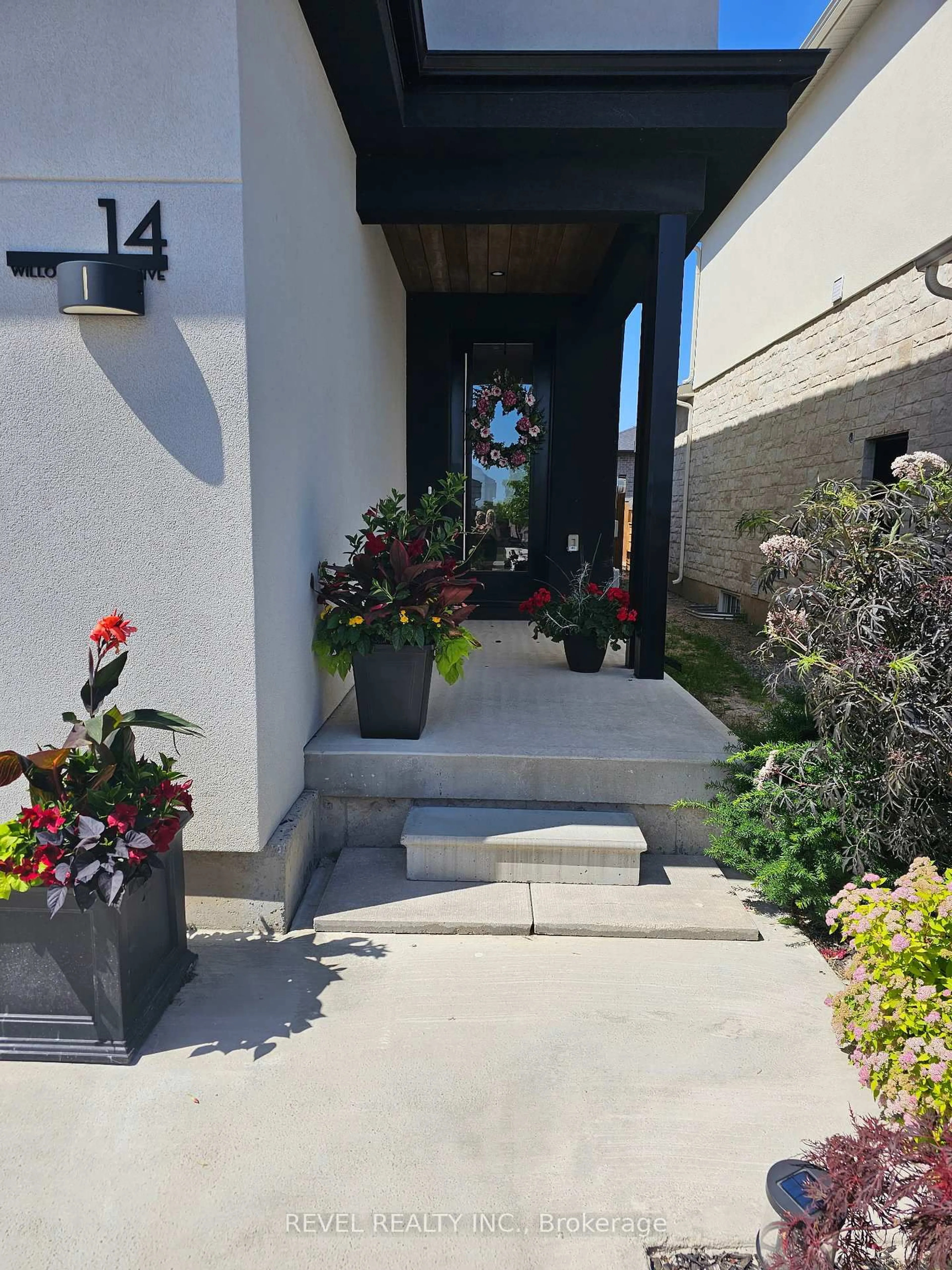 Indoor entryway for 14 Willowbrook Dr, Welland Ontario L3C 0G1