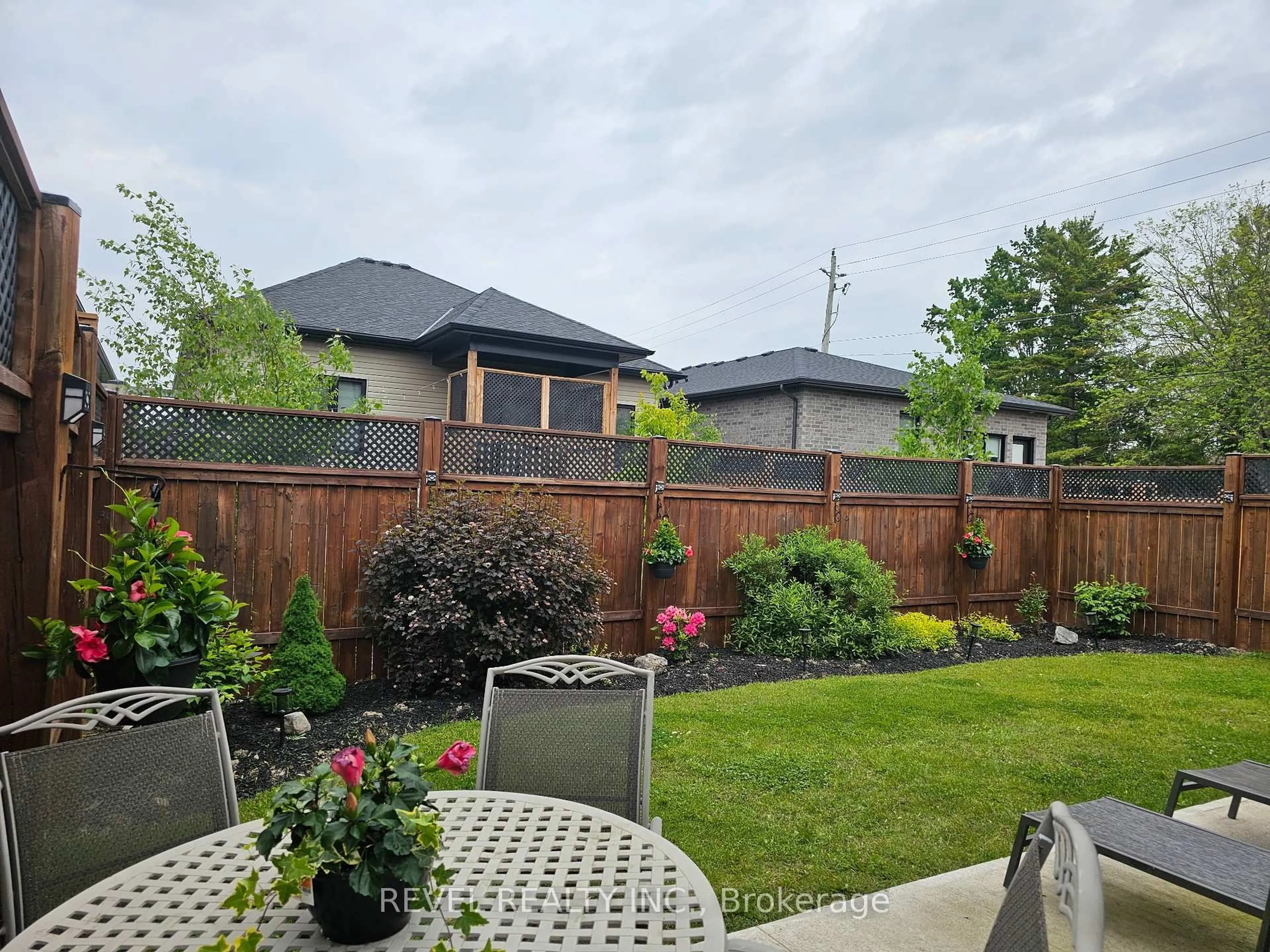 A pic from outside/outdoor area/front of a property/back of a property/a pic from drone, street for 14 Willowbrook Dr, Welland Ontario L3C 0G1