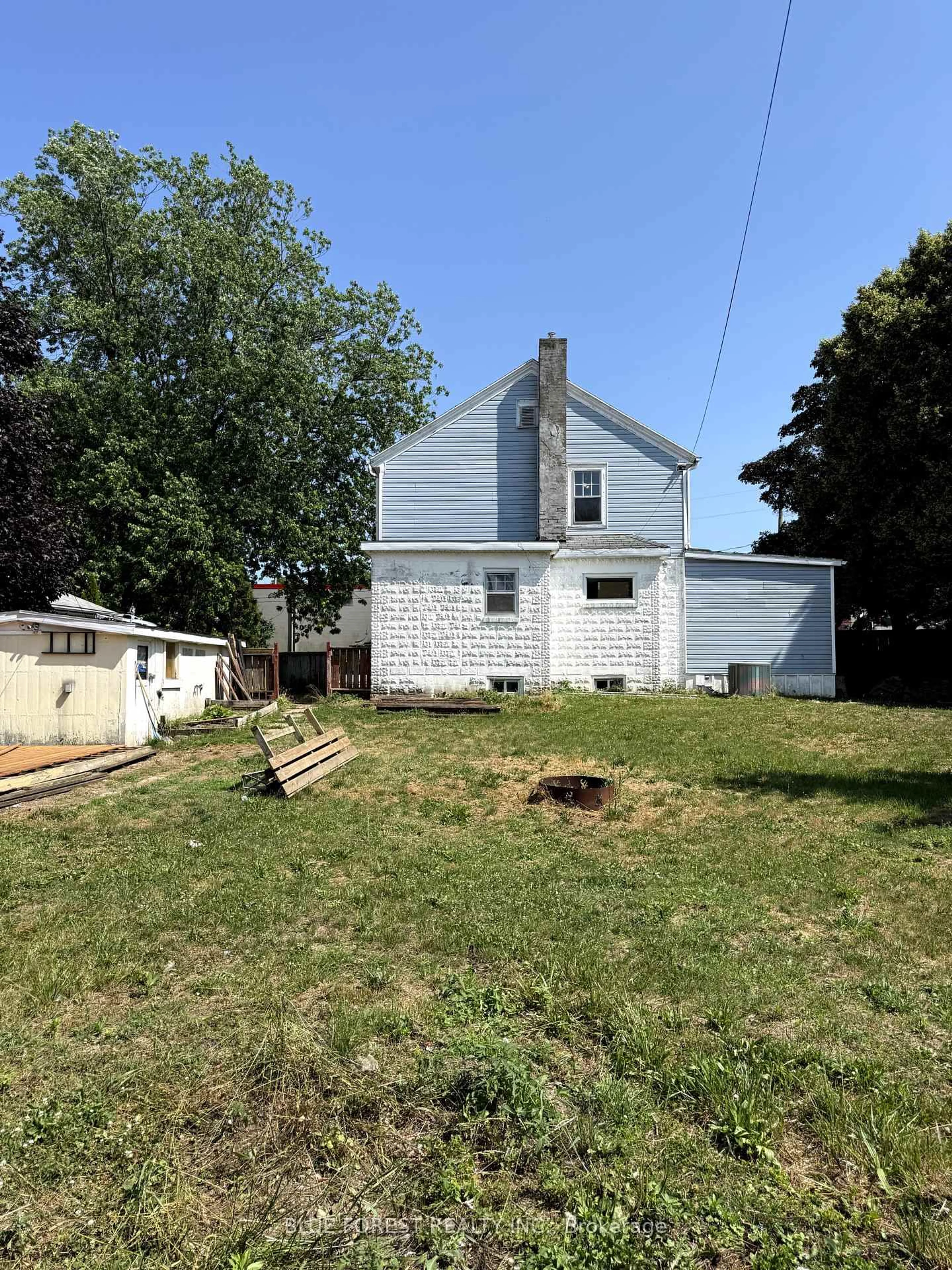 A pic from outside/outdoor area/front of a property/back of a property/a pic from drone, unknown for 16 York St, Chatham-Kent Ontario N0P 2C0