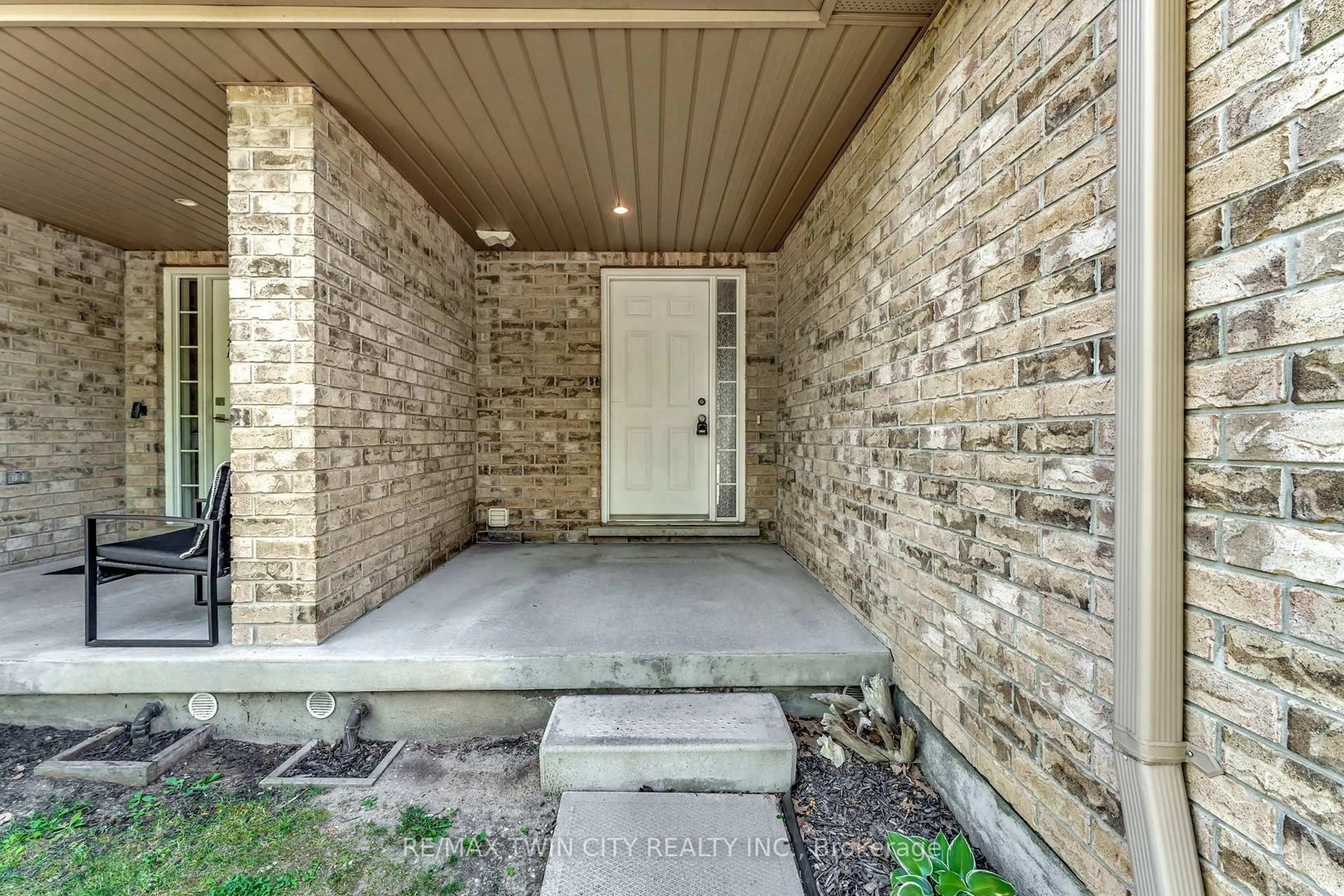 Indoor entryway for 316 Fallowfield Dr, Kitchener Ontario N2C 0A9