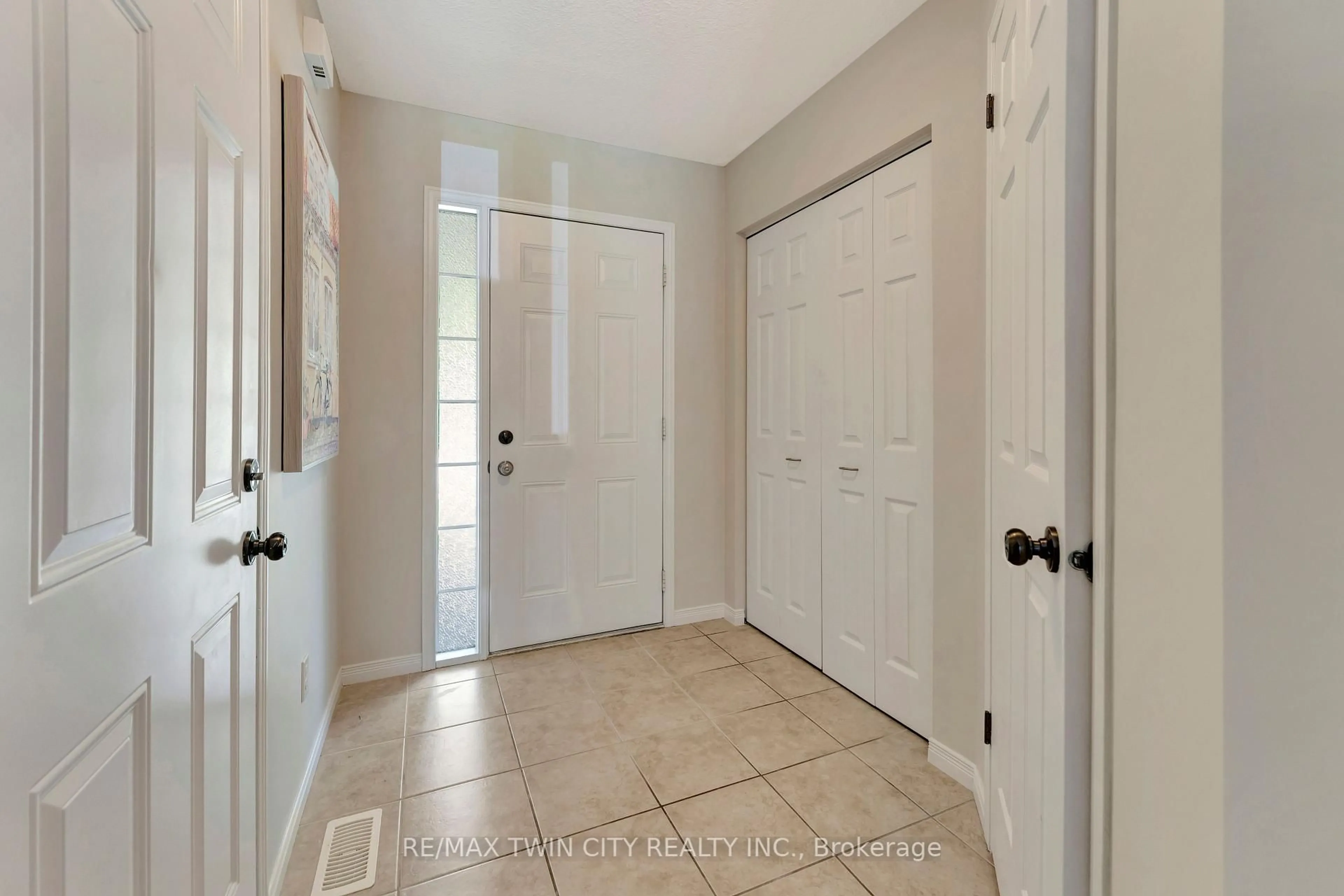 Indoor entryway for 316 Fallowfield Dr, Kitchener Ontario N2C 0A9