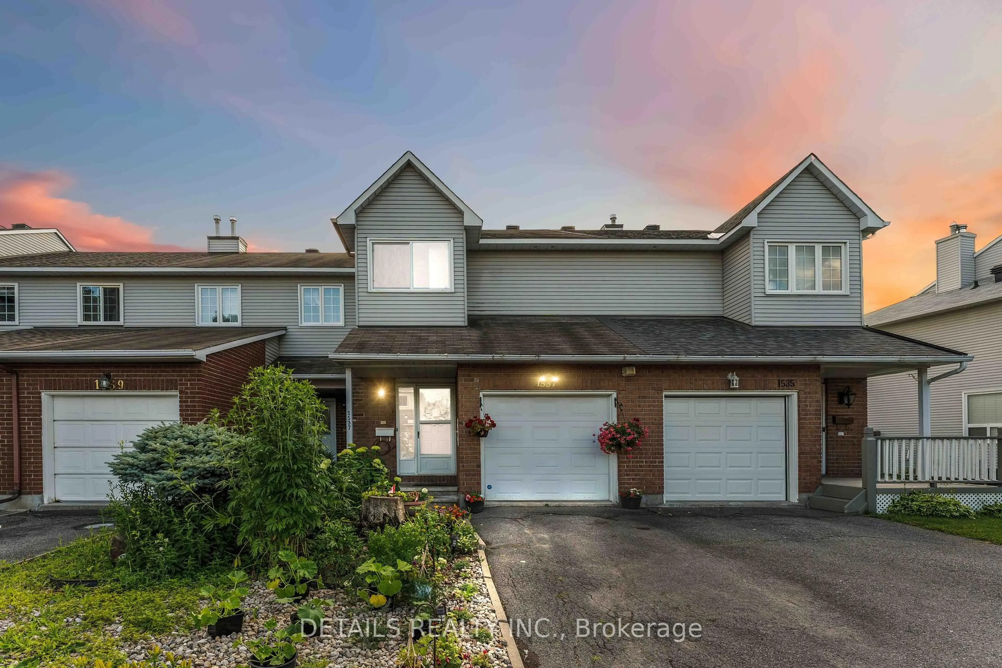 A pic from outside/outdoor area/front of a property/back of a property/a pic from drone, street for 1537 Briarfield Cres, Ottawa Ontario K4A 1Z9
