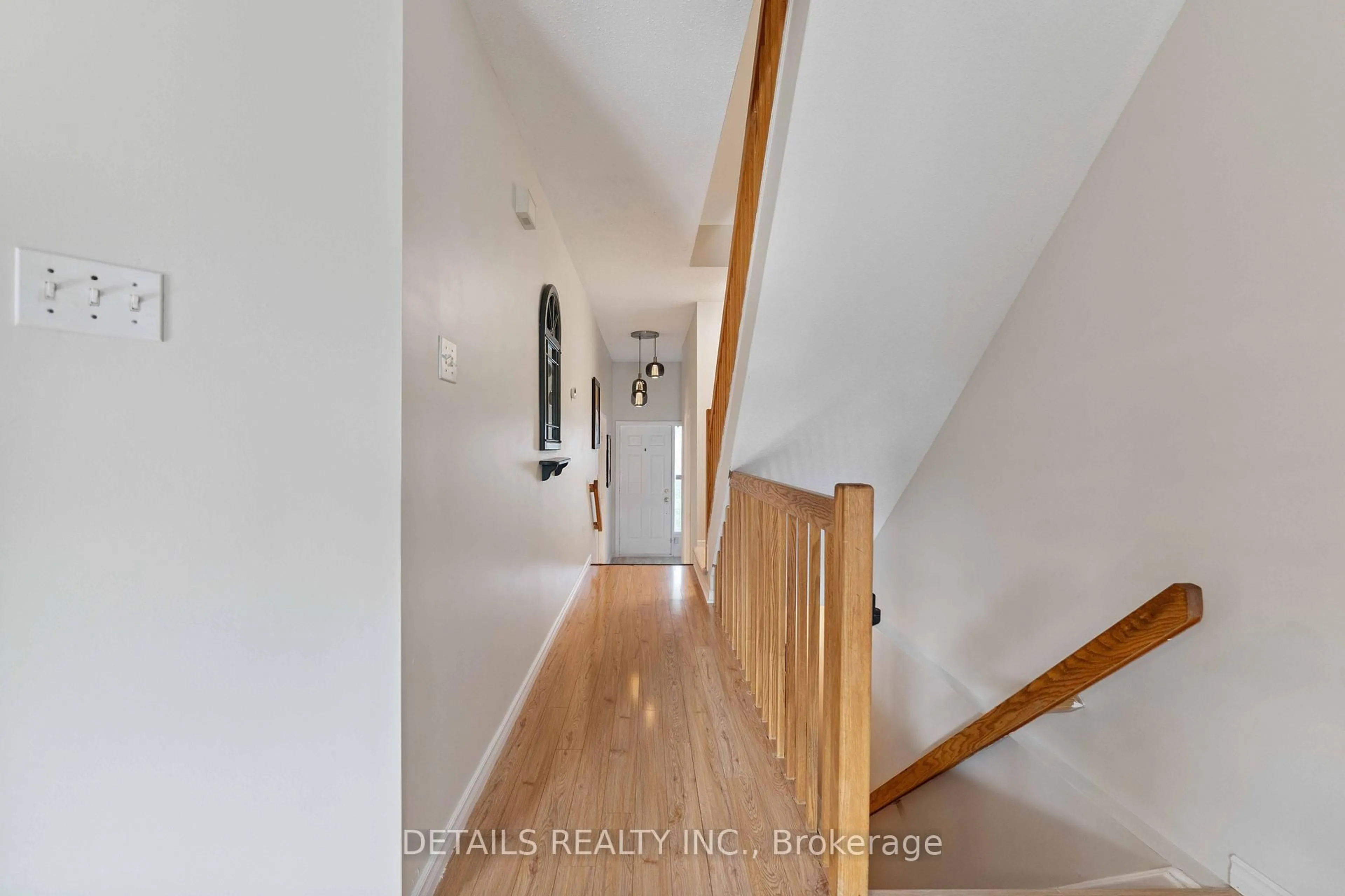 Indoor entryway for 1537 Briarfield Cres, Ottawa Ontario K4A 1Z9