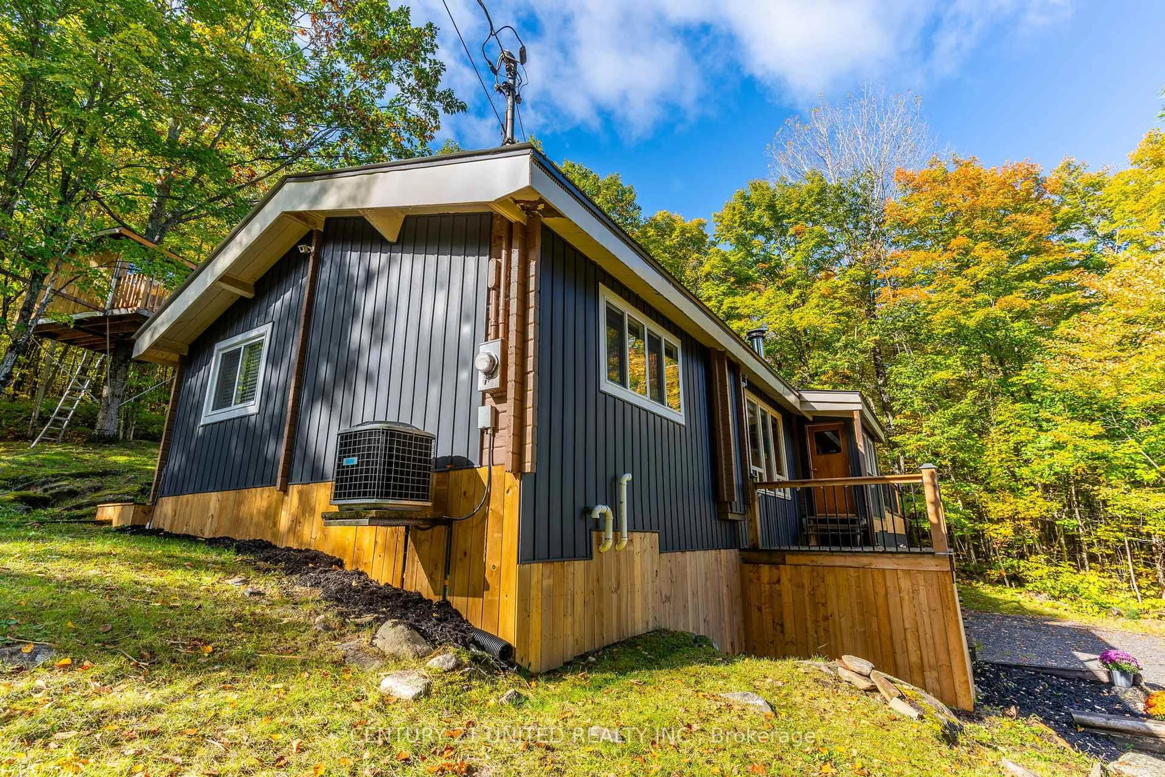 Home with vinyl exterior material, unknown for 19181 Highway #35, Algonquin Highlands Ontario K0M 1S0