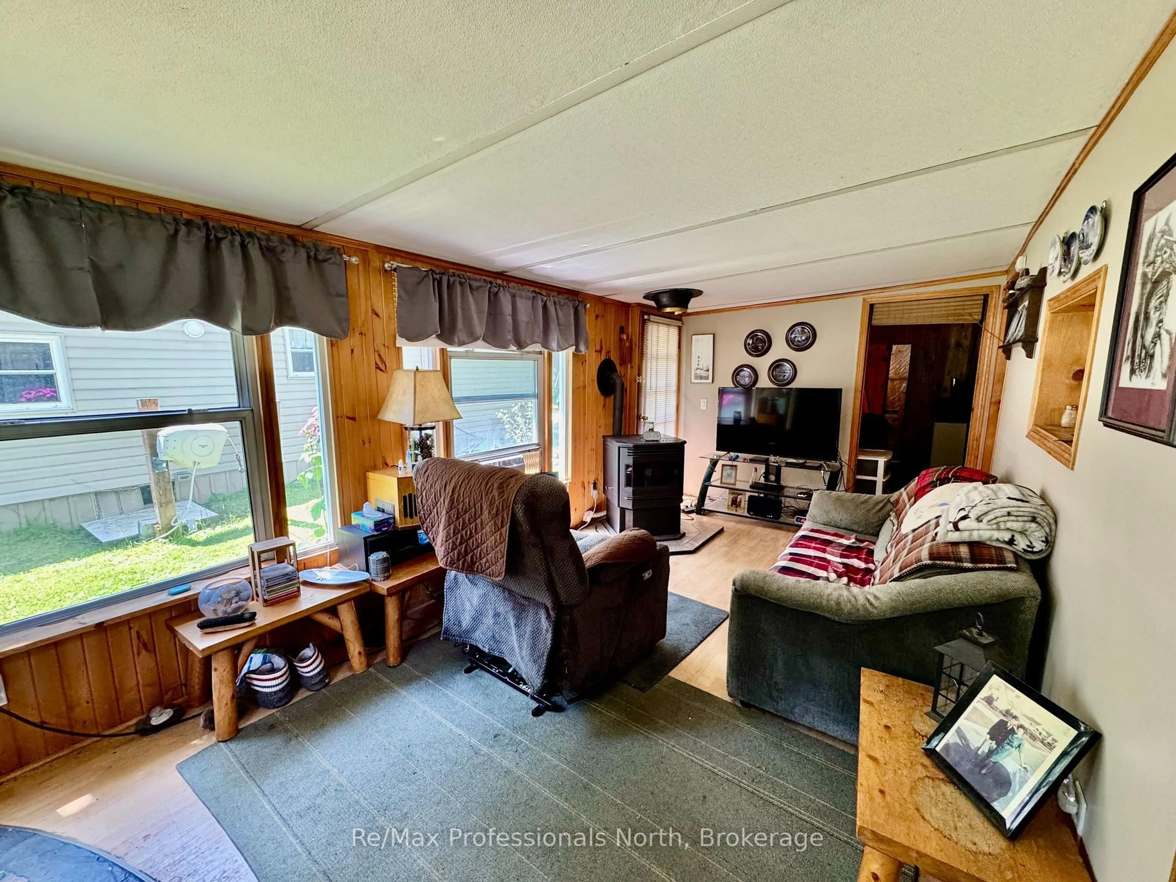 Living room with furniture, wood/laminate floor for 1007 Racoon Rd, Gravenhurst Ontario P1P 1R1