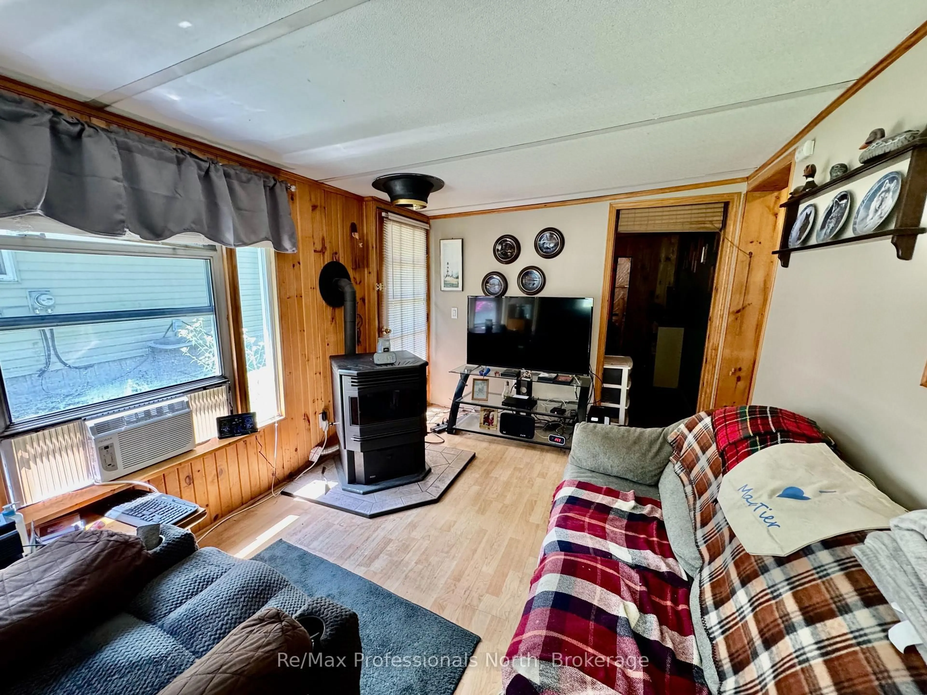 Living room with furniture, wood/laminate floor for 1007 Racoon Rd, Gravenhurst Ontario P1P 1R1