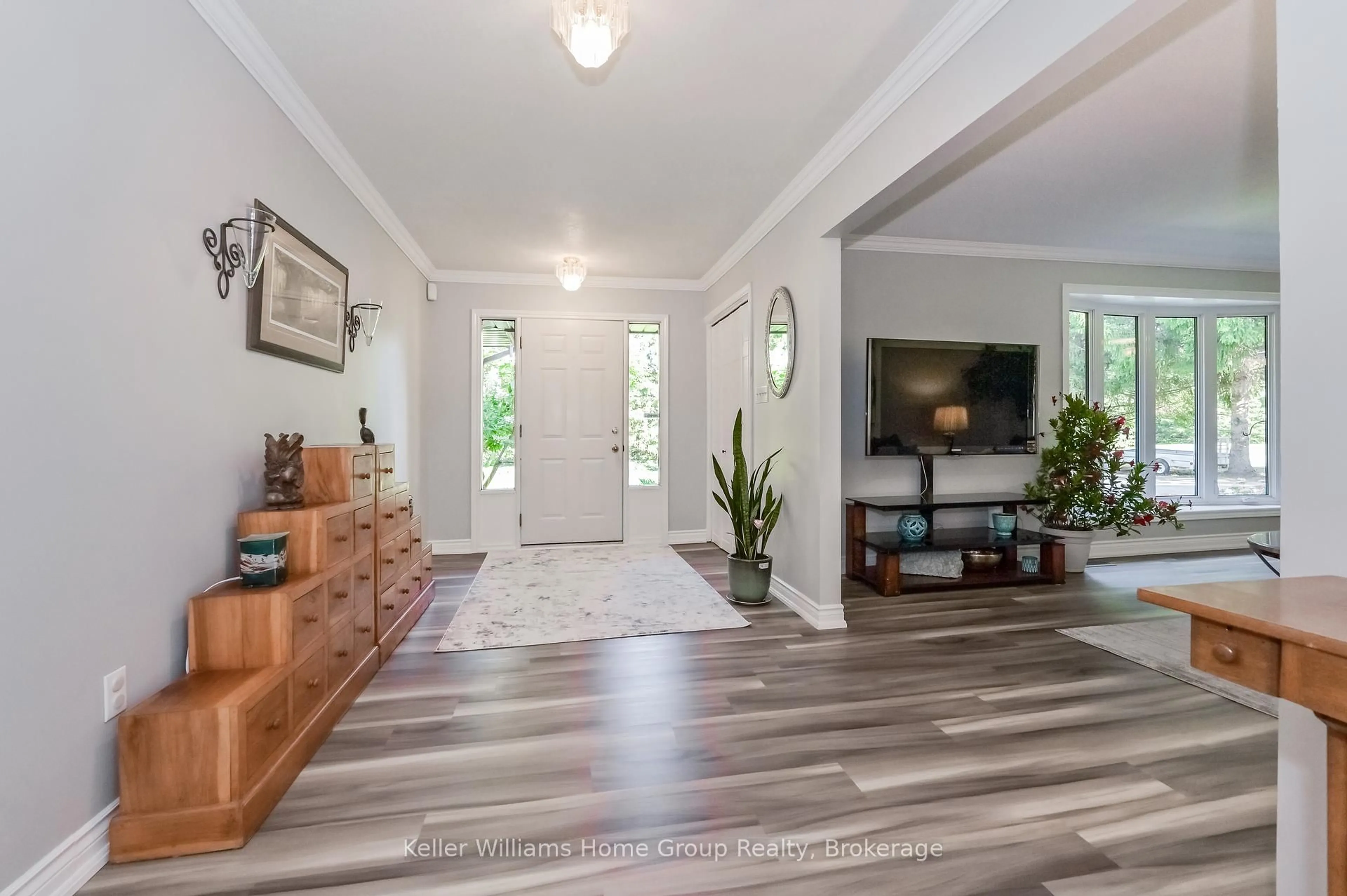 Indoor entryway for 840 ST GEORGE St, Centre Wellington Ontario N1M 2Y1