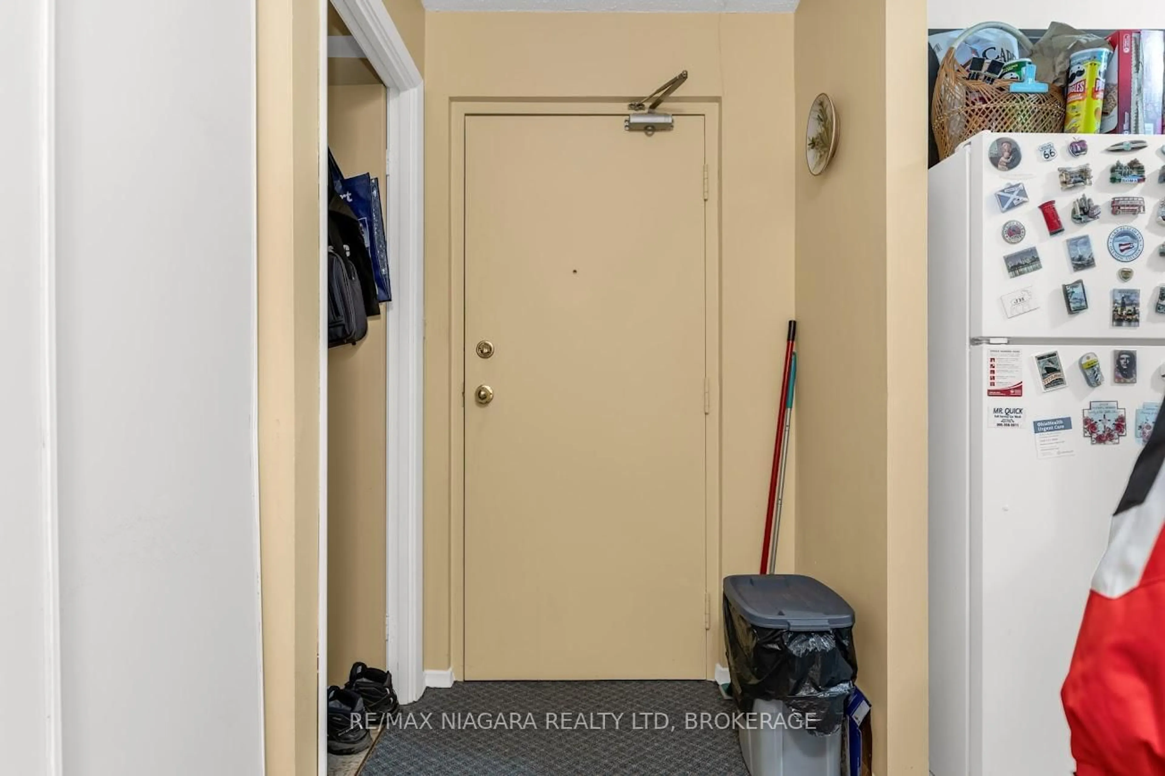 Indoor entryway for 72 Main St #212, Port Colborne Ontario L3K 5Z8
