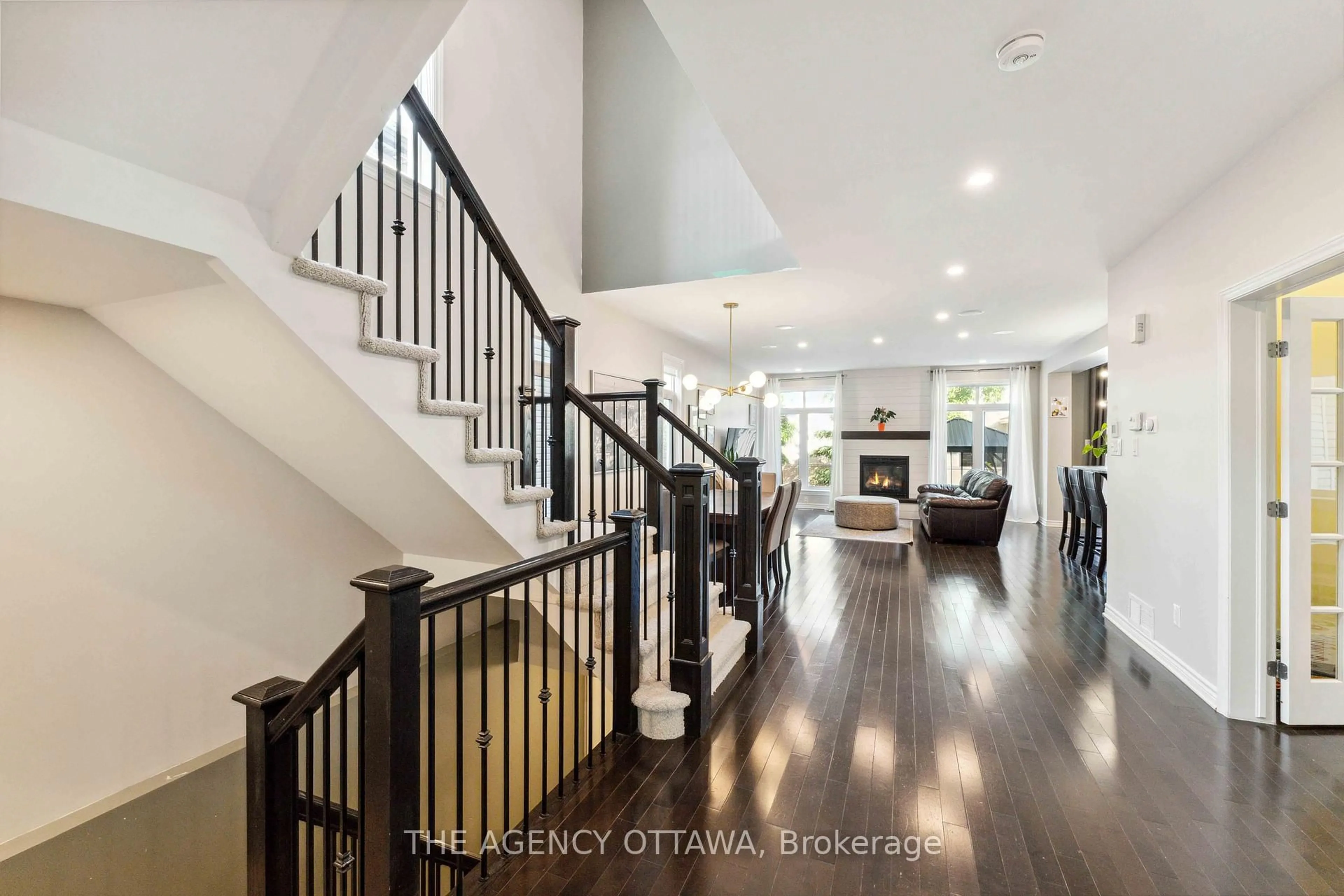 Indoor entryway for 626 White Alder Ave, Ottawa Ontario K1T 0E5