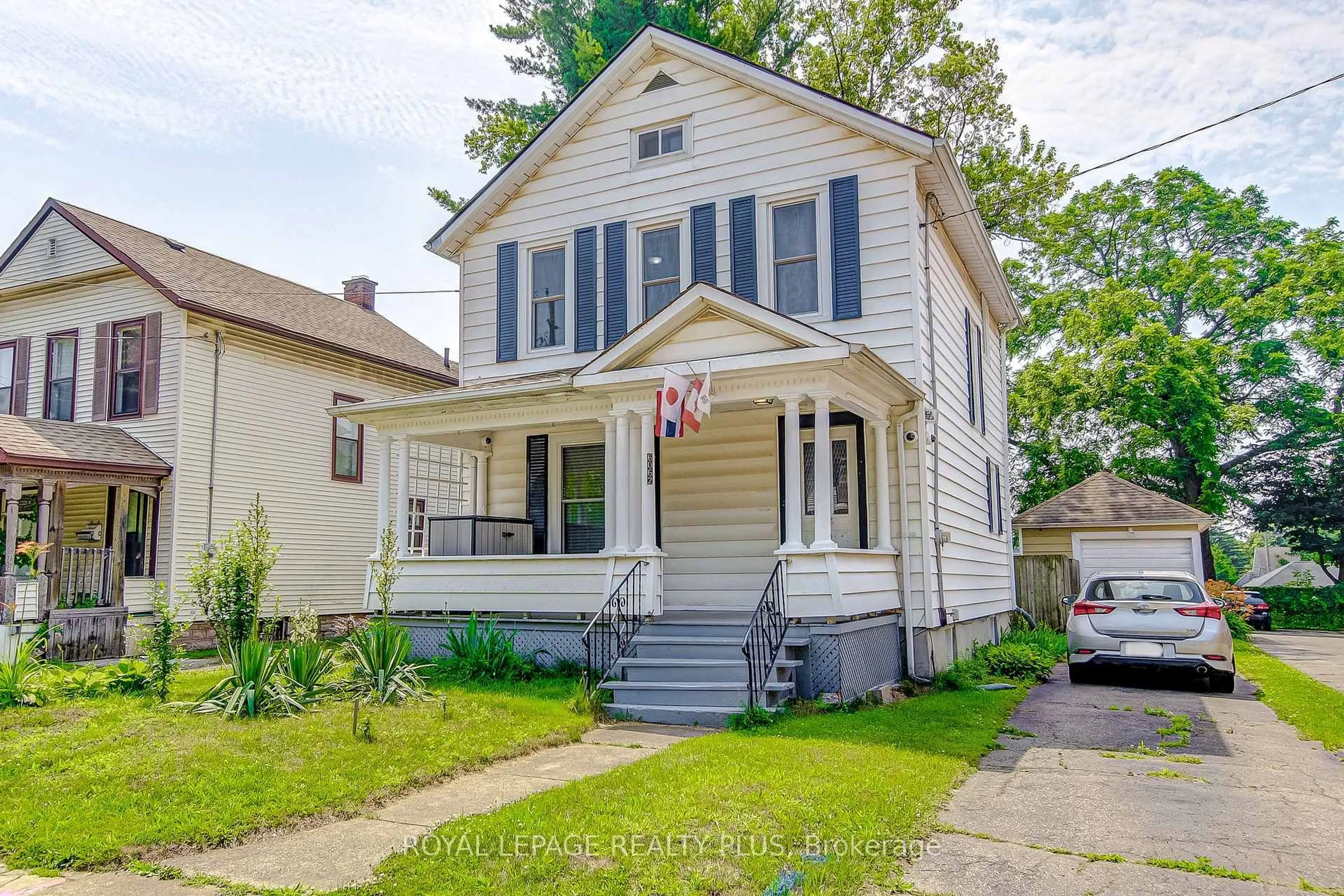 Home with vinyl exterior material, street for 6062 Barker St, Niagara Falls Ontario L2G 1Y4