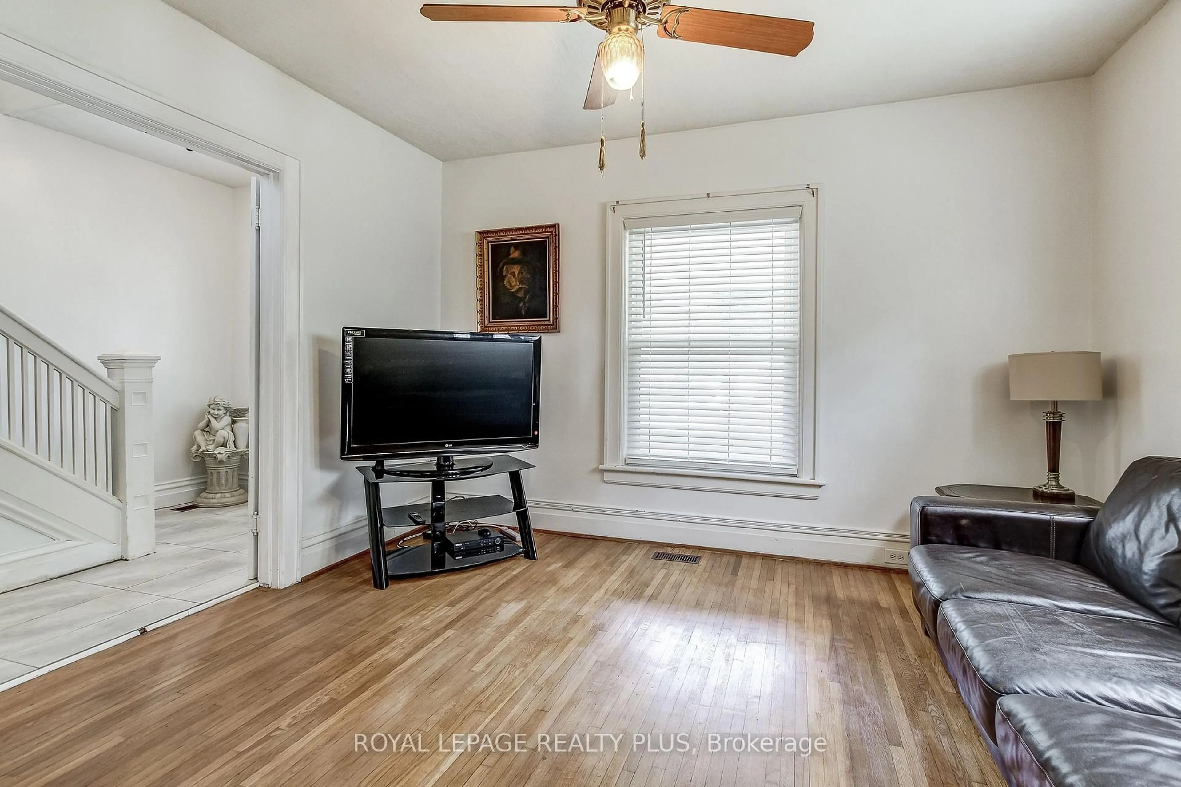 Living room with furniture, unknown for 6062 Barker St, Niagara Falls Ontario L2G 1Y4