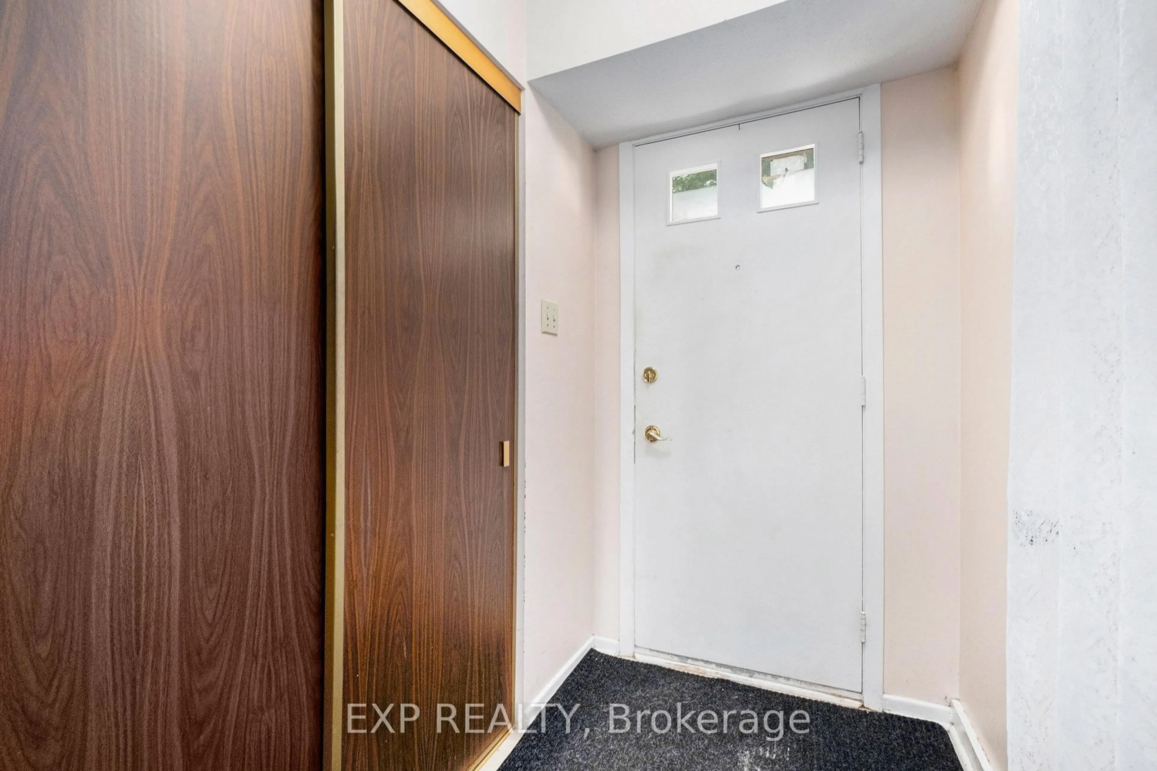 Indoor entryway for 28 Ashgrove Cres, Ottawa Ontario K2G 0S3