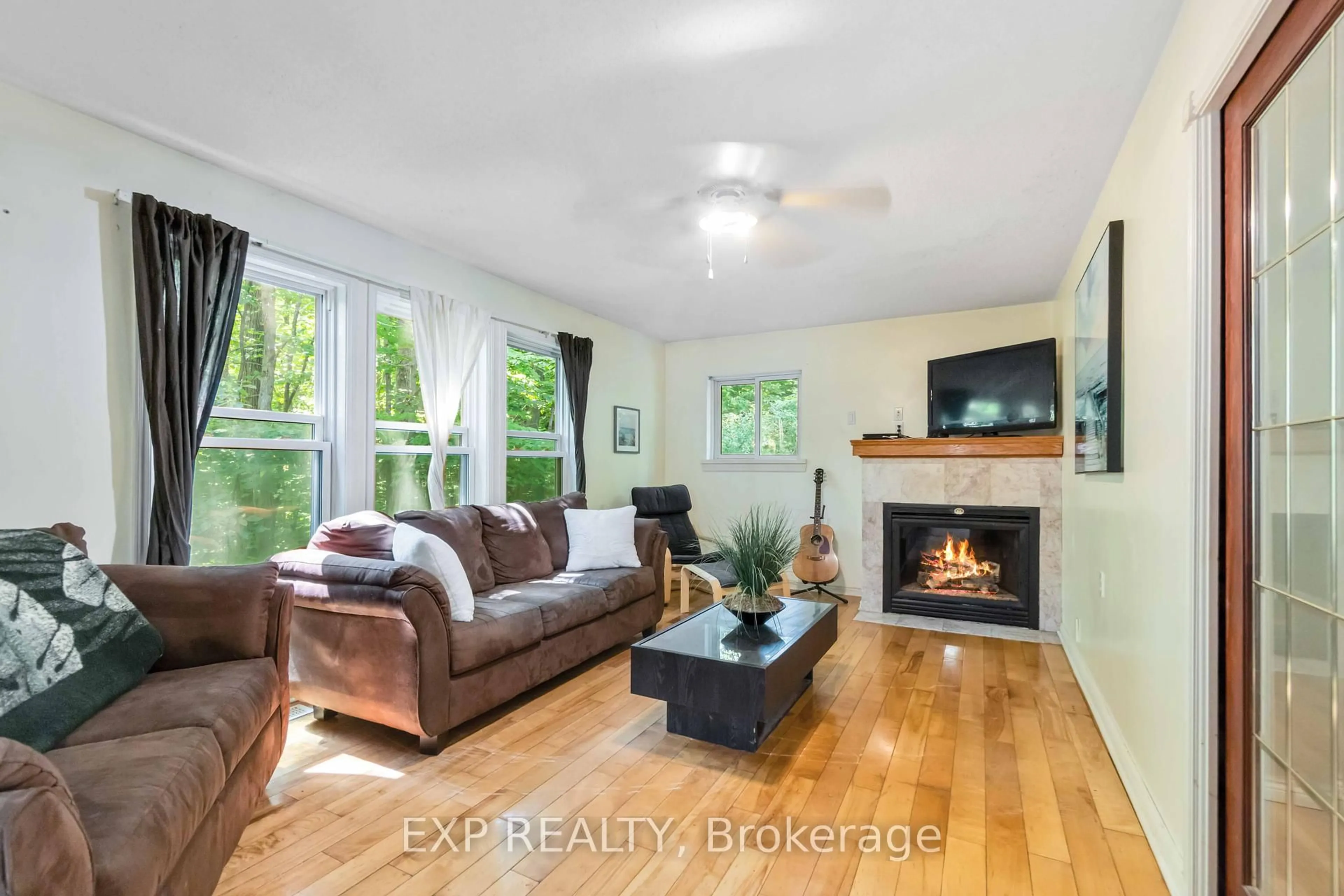 Living room with furniture, wood/laminate floor for 124 Northridge Lane, Ottawa Ontario K0A 3M0
