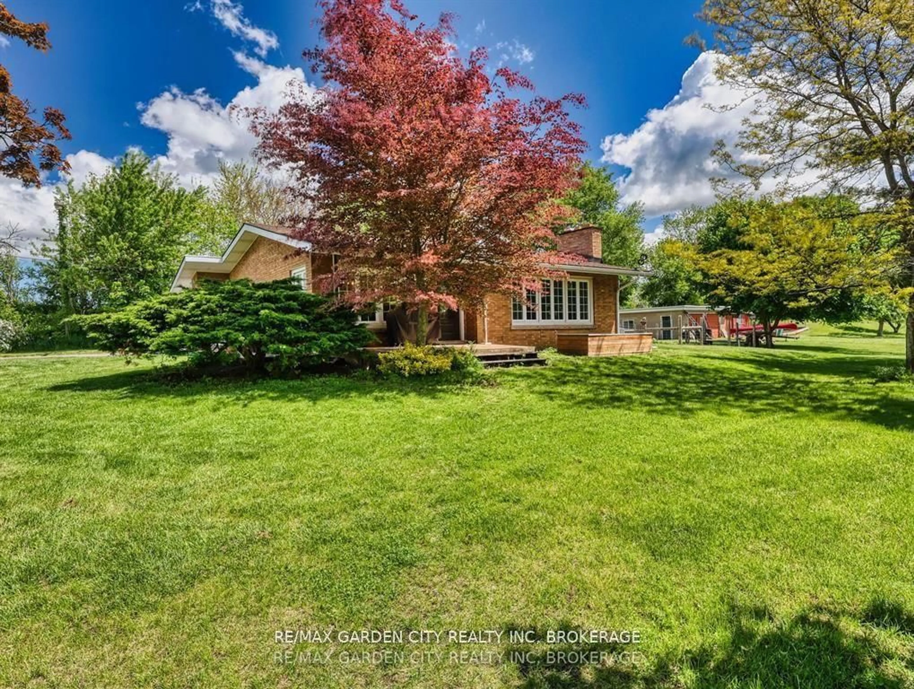 A pic from outside/outdoor area/front of a property/back of a property/a pic from drone, street for 1519 Effingham St, Pelham Ontario L0S 1C0