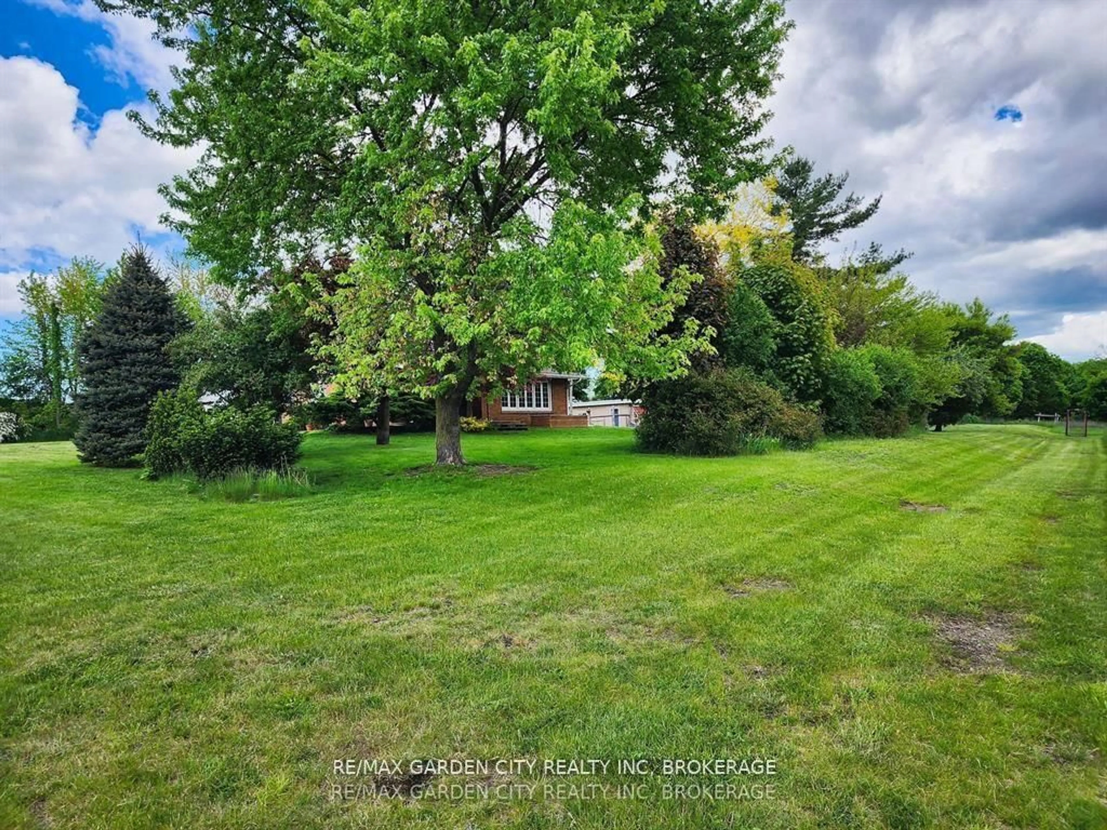A pic from outside/outdoor area/front of a property/back of a property/a pic from drone, forest/trees view for 1519 Effingham St, Pelham Ontario L0S 1C0