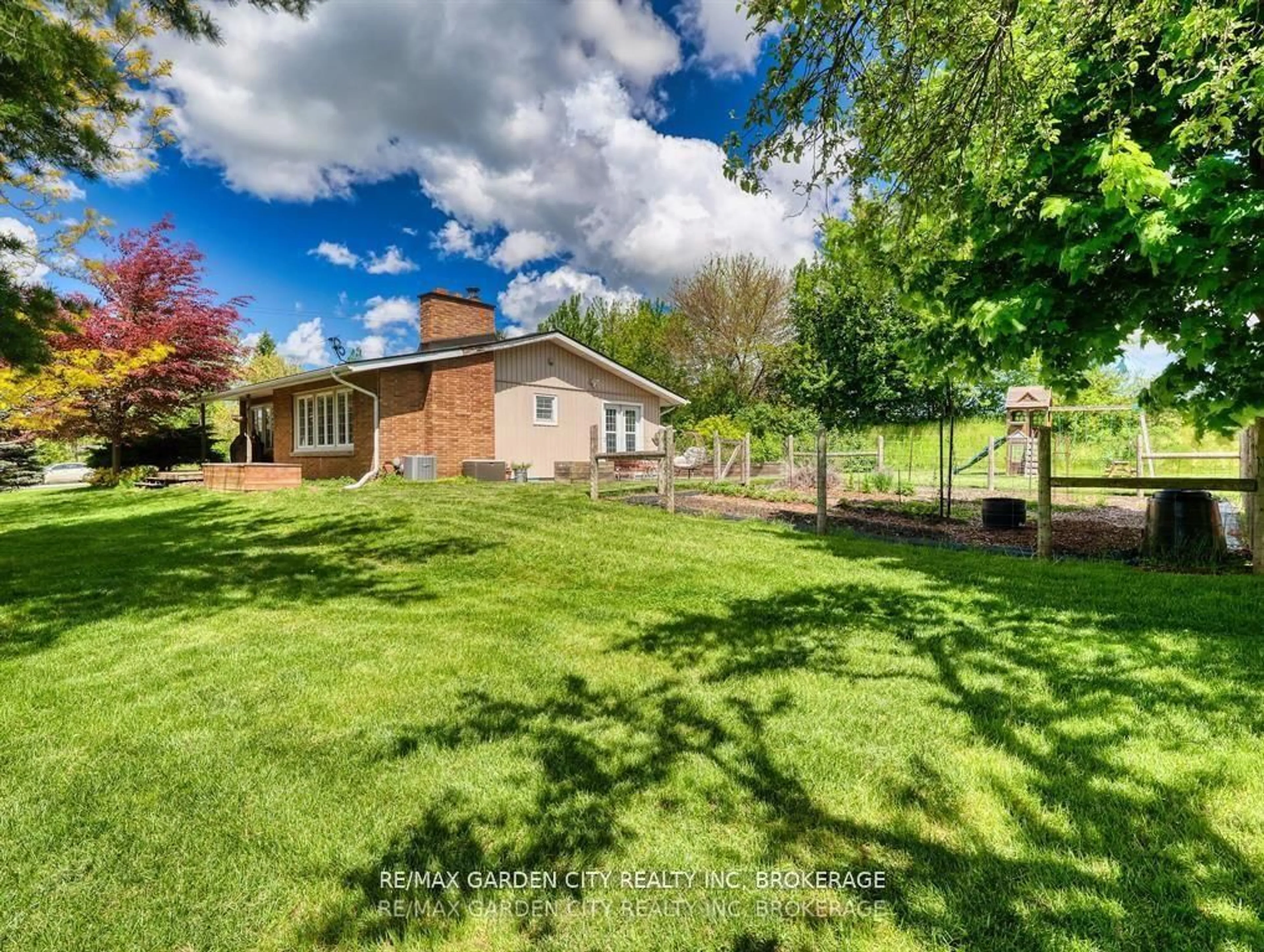 A pic from outside/outdoor area/front of a property/back of a property/a pic from drone, unknown for 1519 Effingham St, Pelham Ontario L0S 1C0