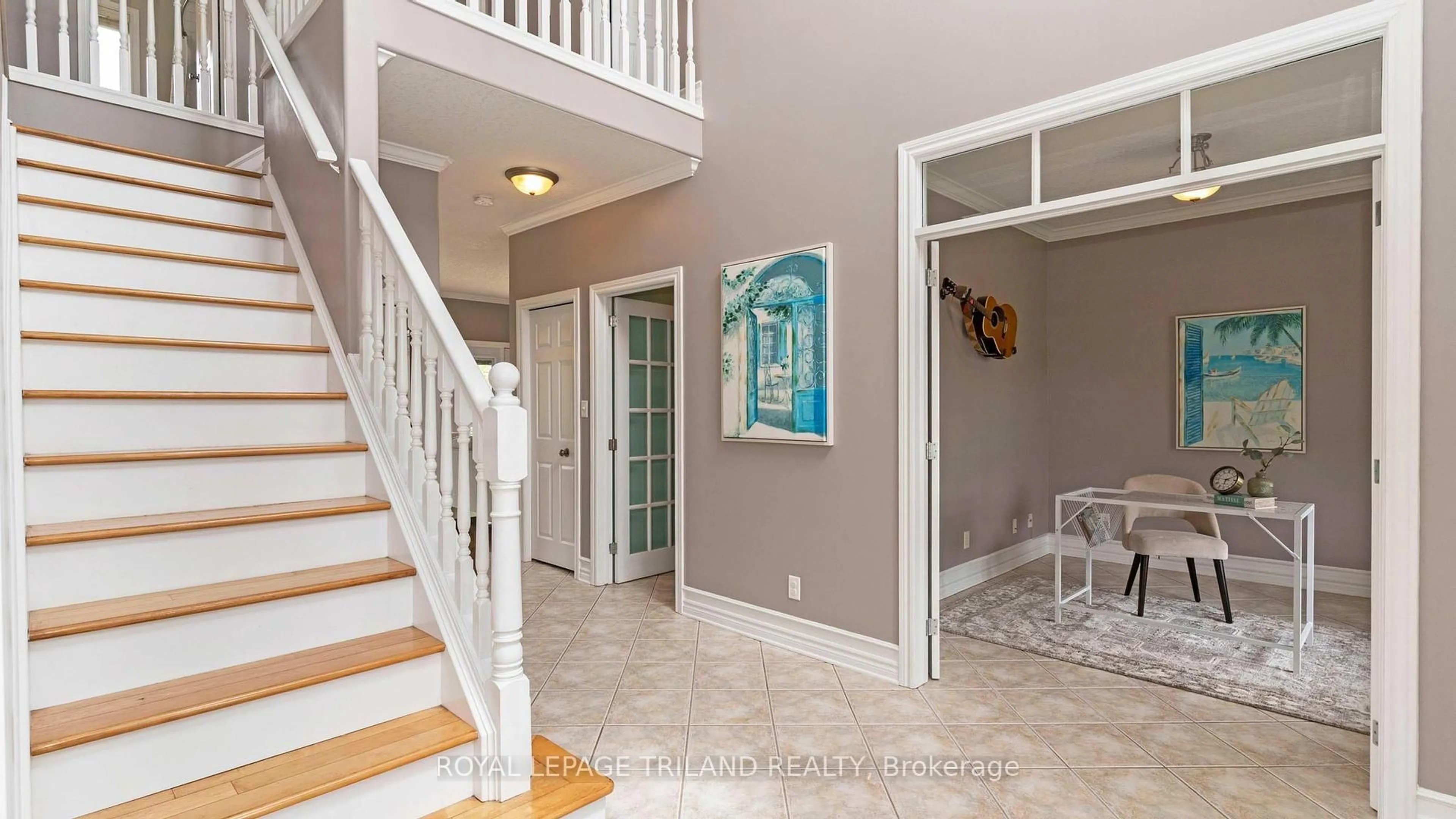 Indoor entryway for 100 Optimist Park Dr, London South Ontario N6K 4M1