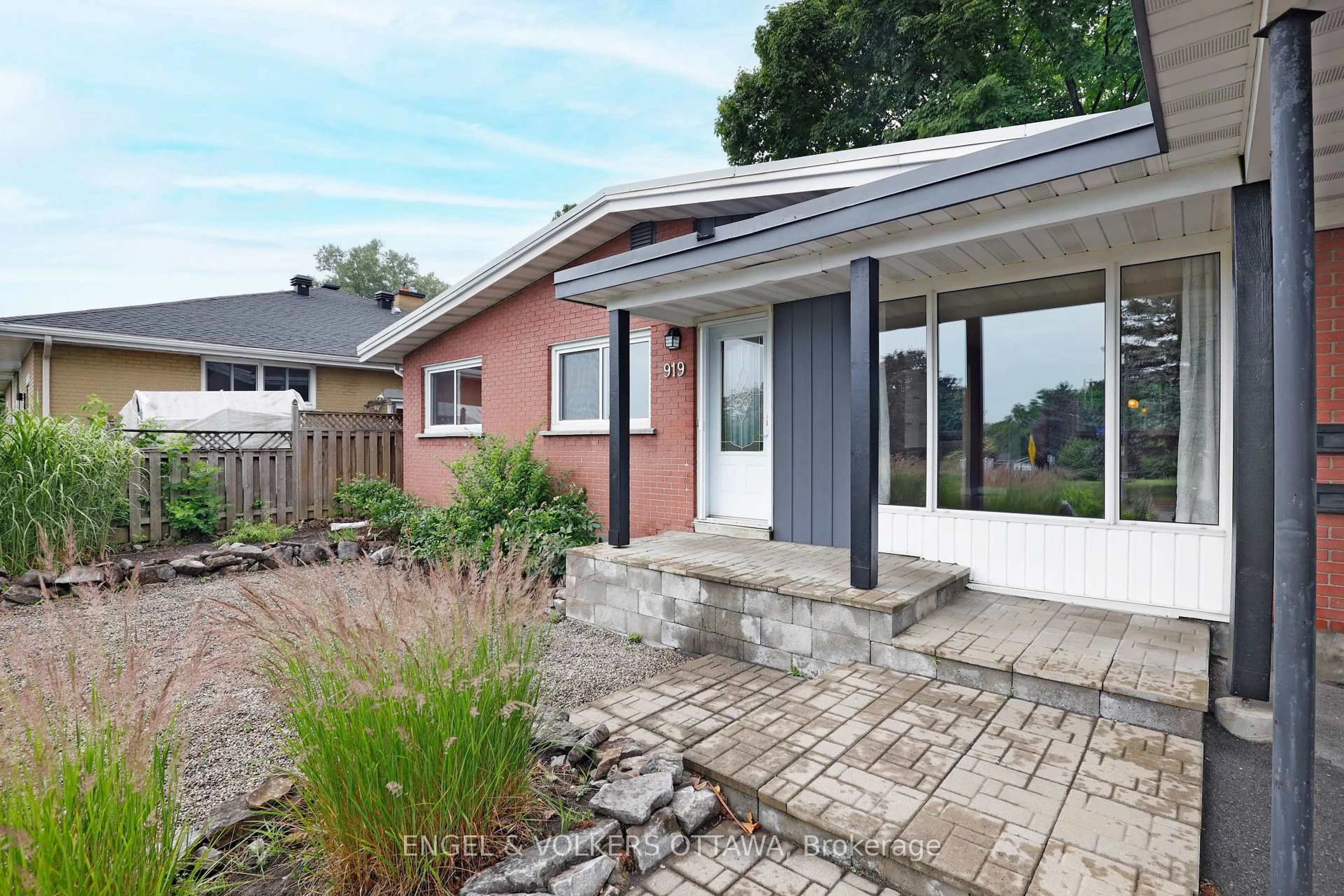 Home with brick exterior material, street for 919 Bermuda Ave, Ottawa Ontario K1K 0V8