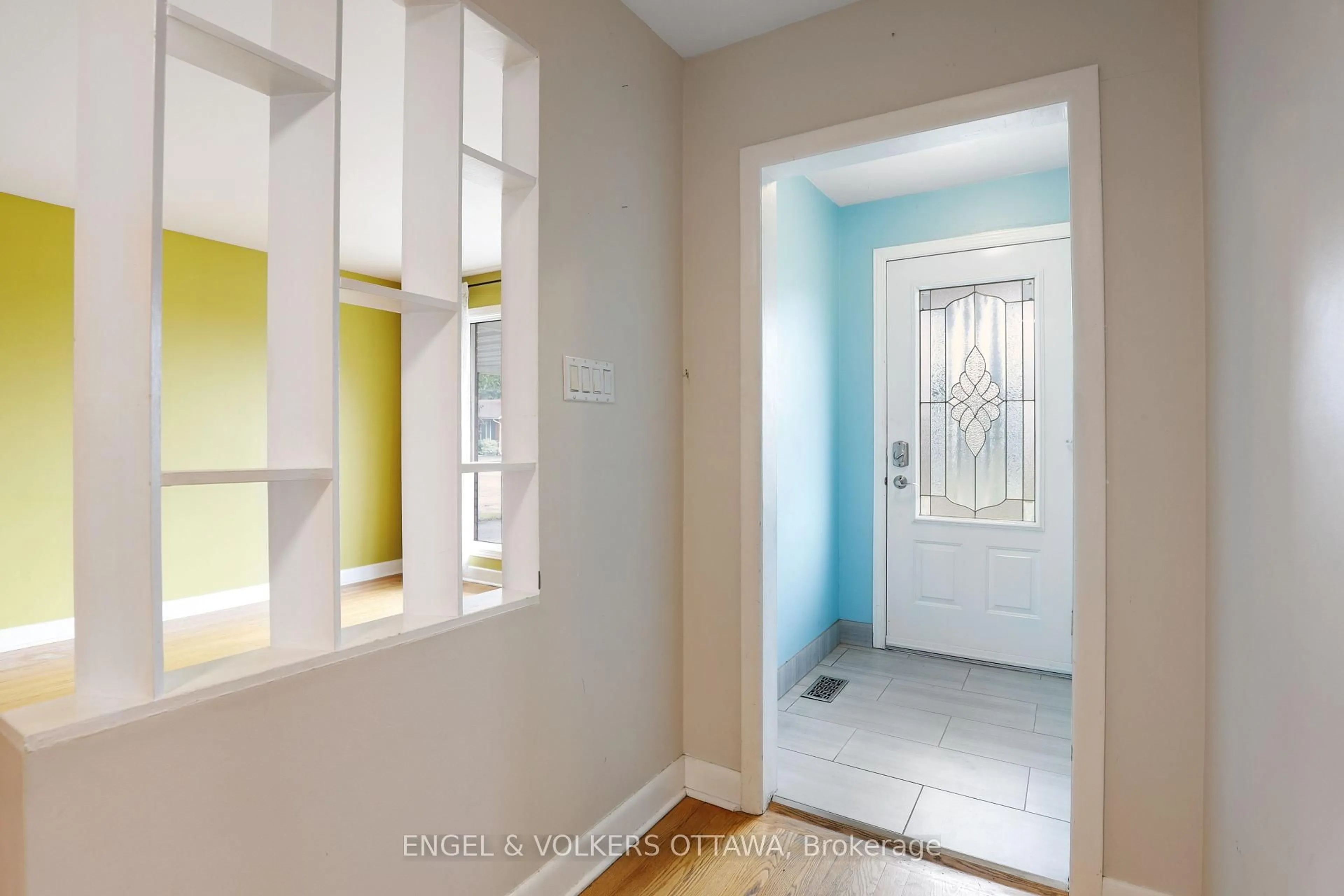 Indoor entryway for 919 Bermuda Ave, Ottawa Ontario K1K 0V8