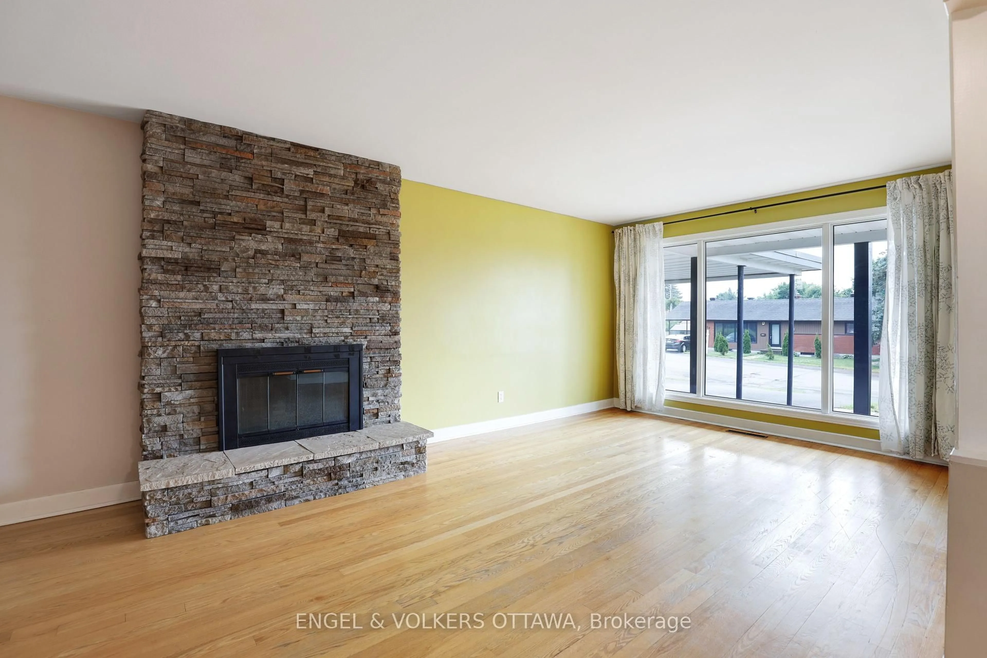 Living room with furniture, wood/laminate floor for 919 Bermuda Ave, Ottawa Ontario K1K 0V8