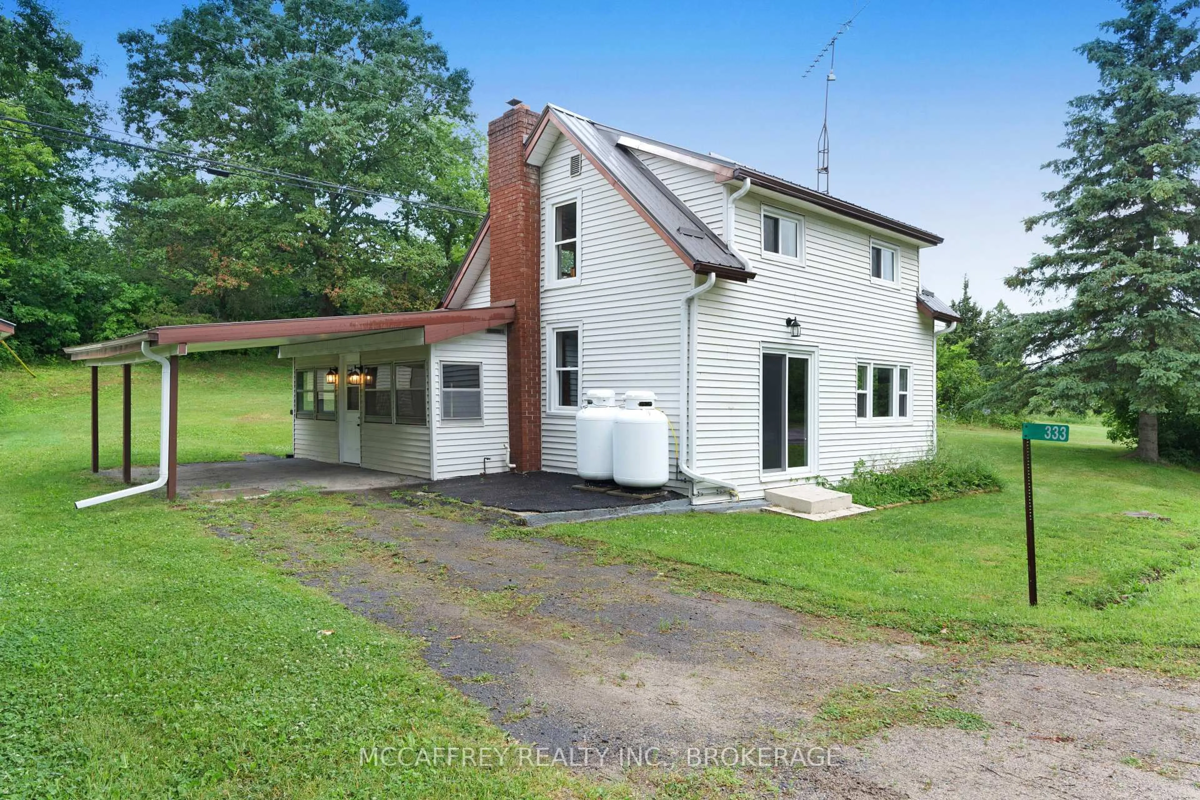 A pic from outside/outdoor area/front of a property/back of a property/a pic from drone, building for 333 Burridge Rd, Godfrey Ontario K0H 1T0