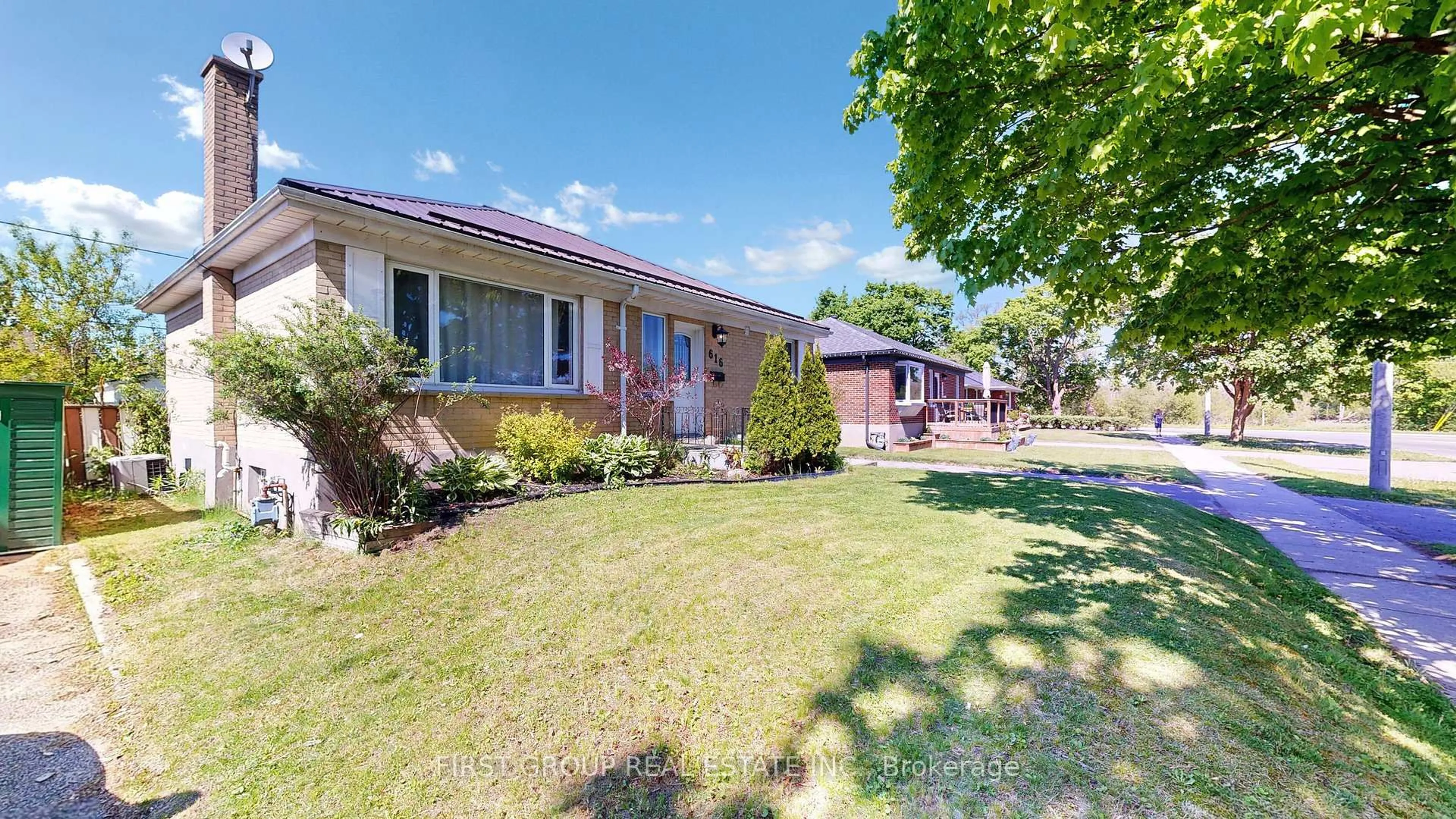 A pic from outside/outdoor area/front of a property/back of a property/a pic from drone, street for 616 Crawford Dr, Peterborough South Ontario K9J 3W7