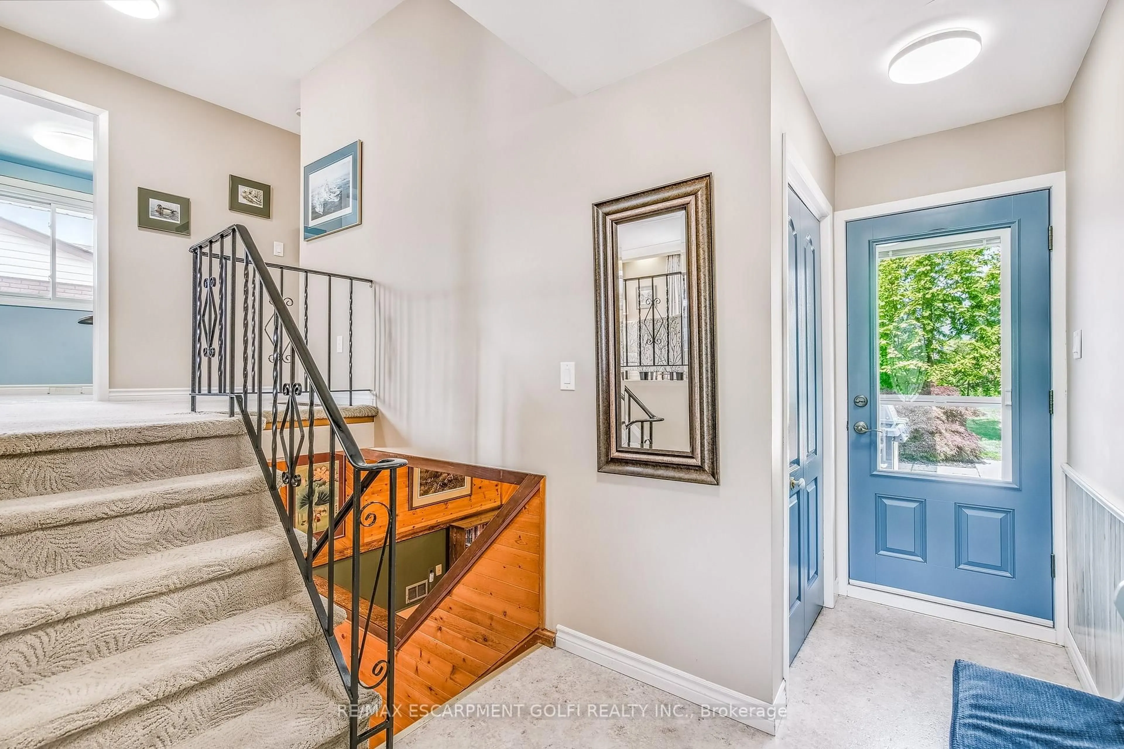 Indoor entryway for 146 CLIFTON DOWNS Rd, Hamilton Ontario L9C 2P6