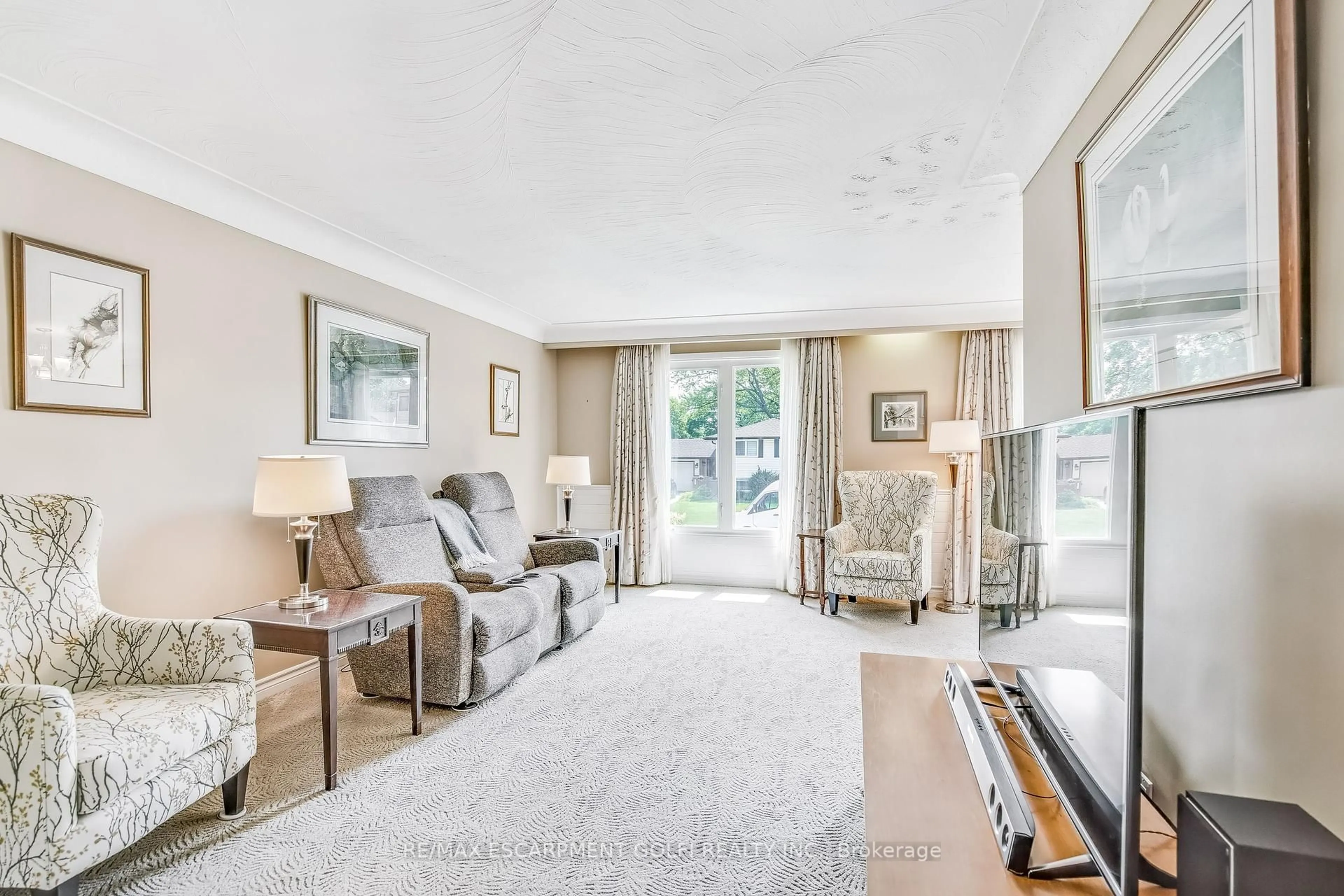 Living room with furniture, unknown for 146 CLIFTON DOWNS Rd, Hamilton Ontario L9C 2P6
