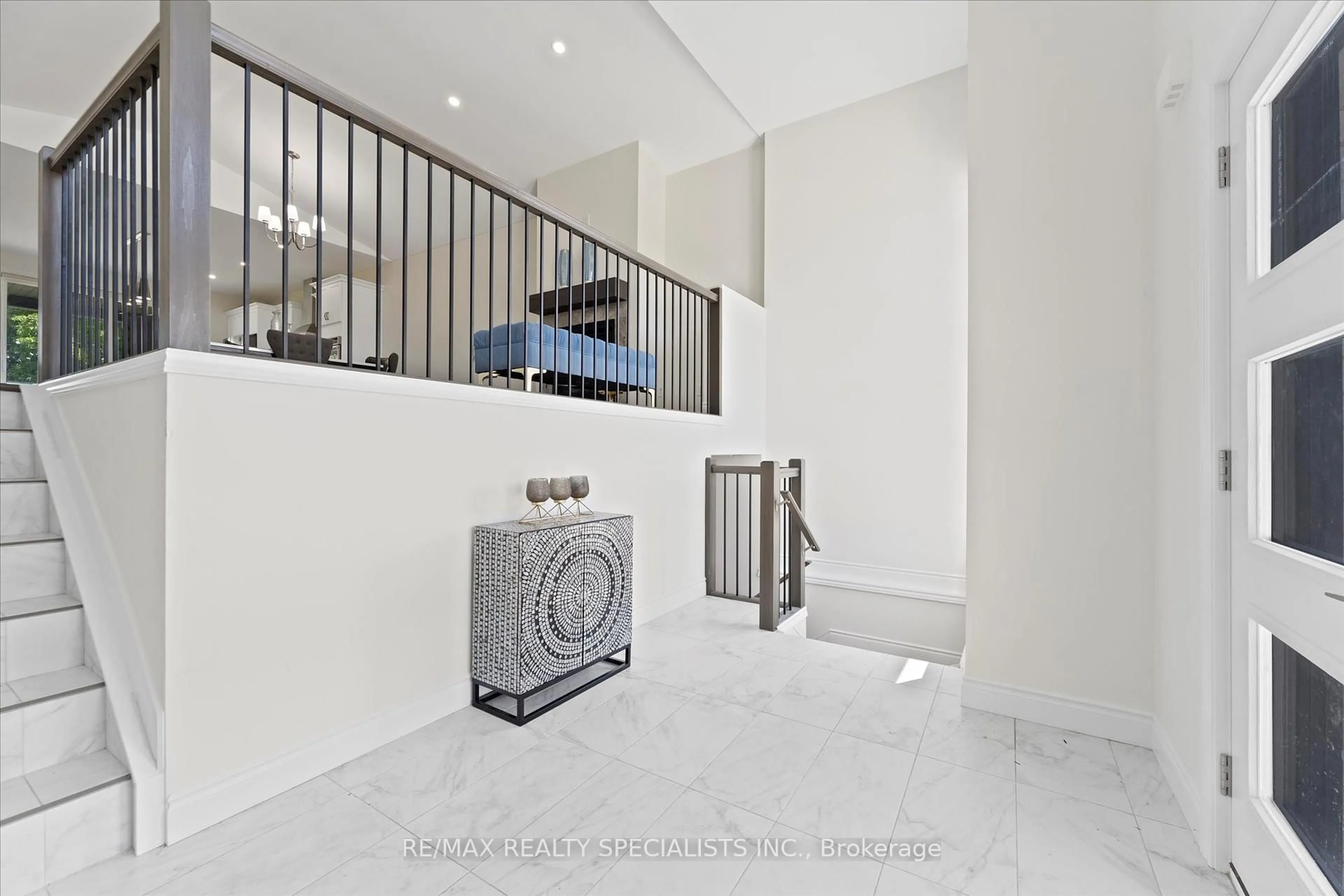 Indoor foyer for 38 Noble Crt, Amherstburg Ontario N9V 4B6