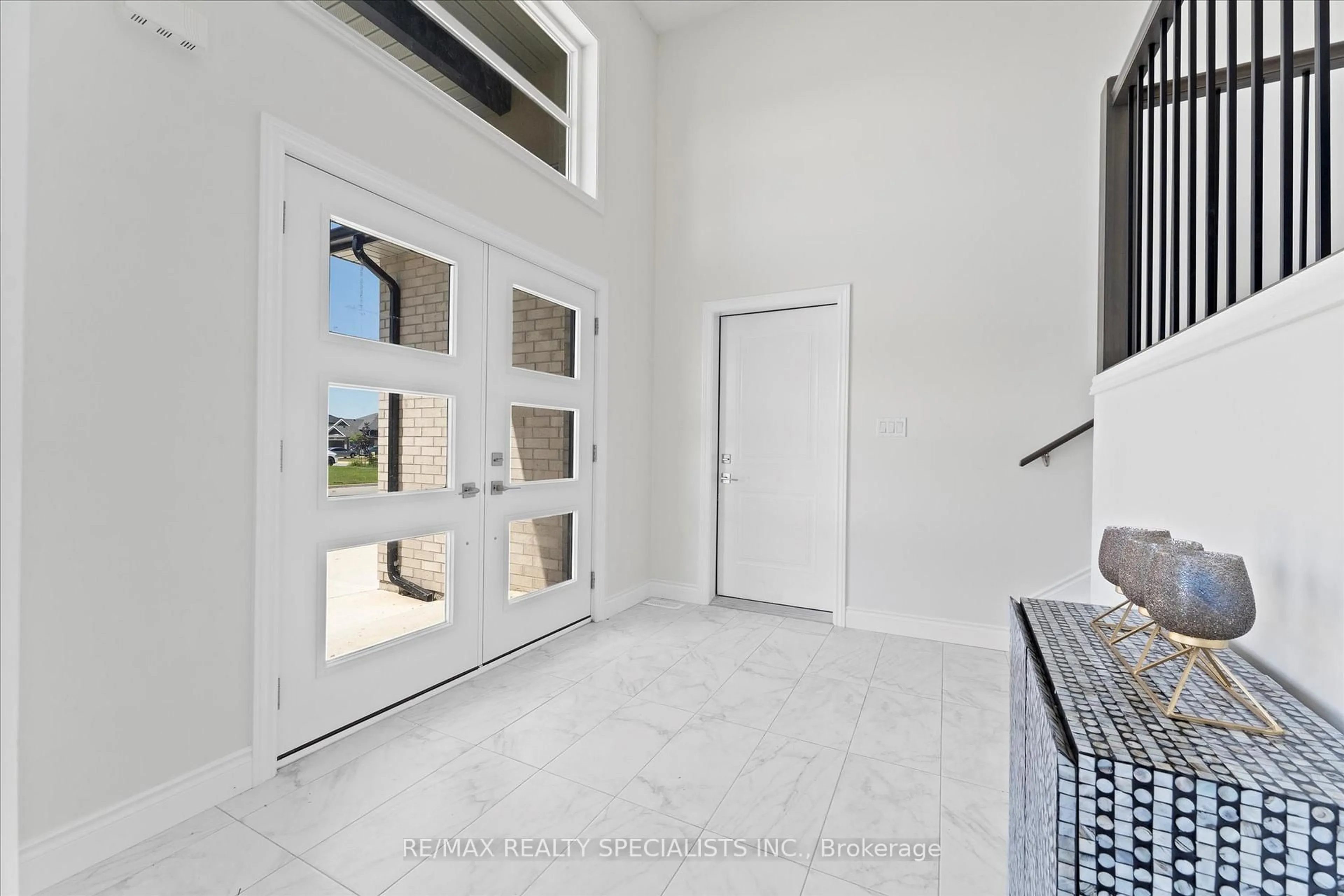Indoor foyer for 38 Noble Crt, Amherstburg Ontario N9V 4B6
