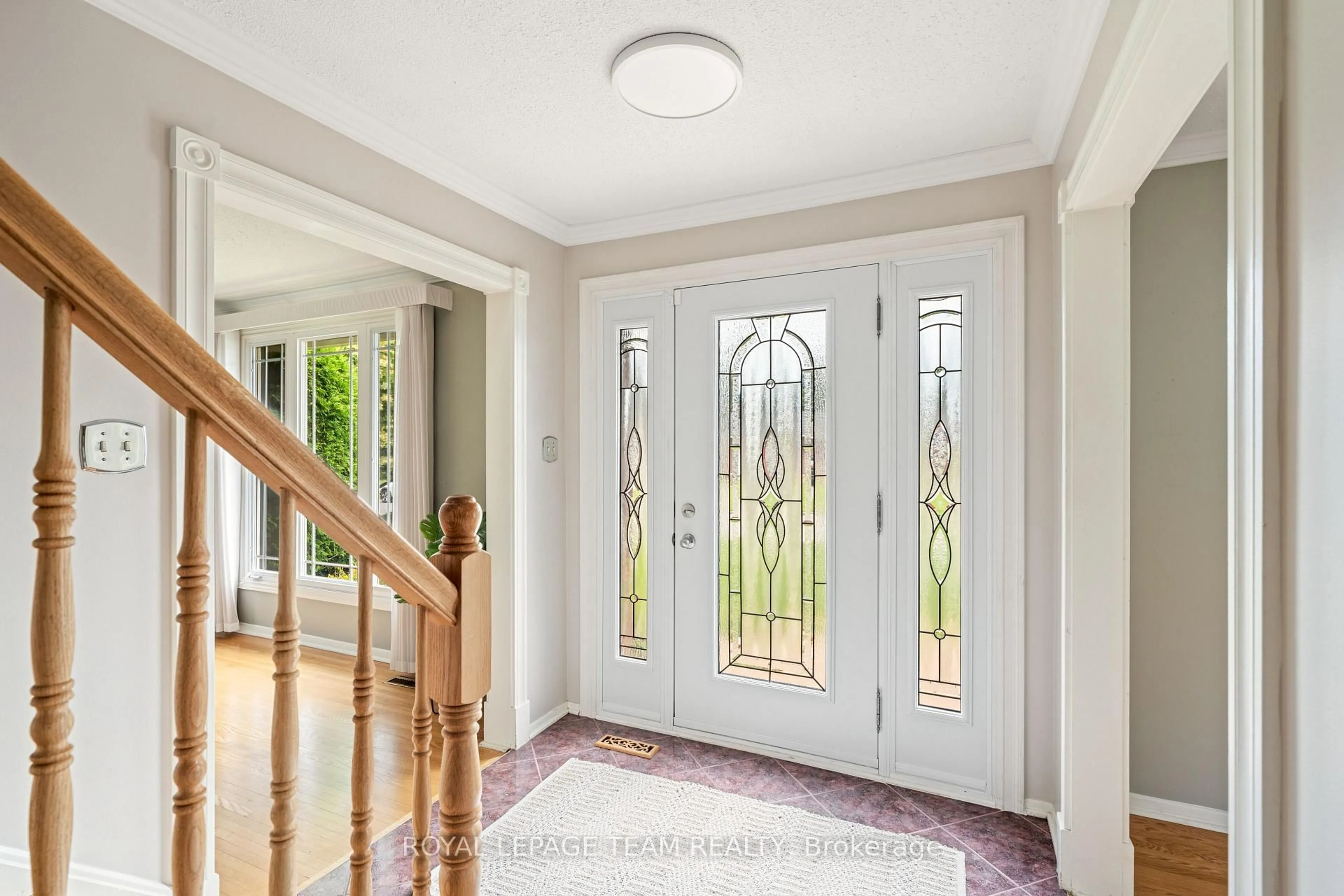 Indoor entryway for 2128 Hubbard Cres, Ottawa Ontario K1J 6L2