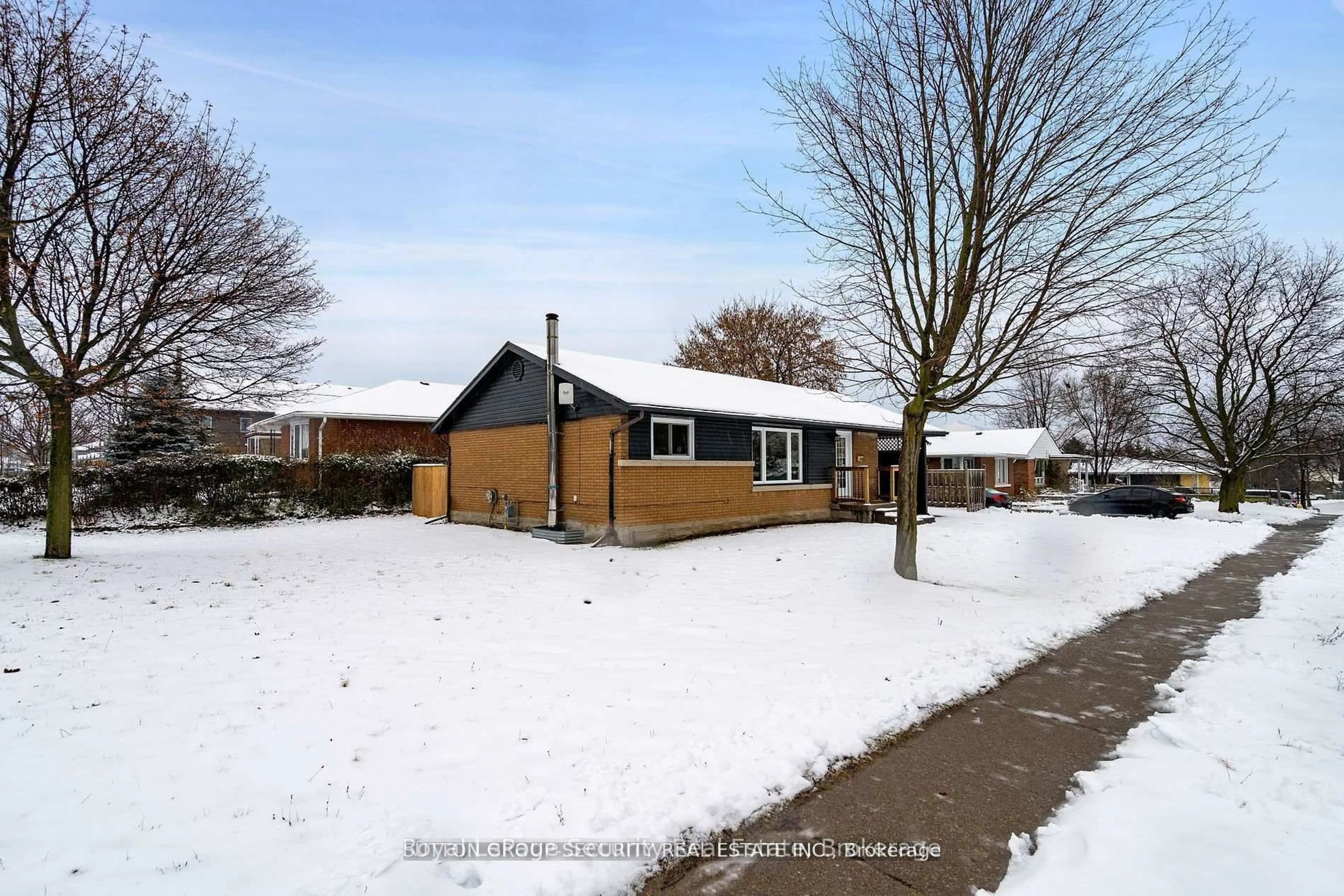A pic from outside/outdoor area/front of a property/back of a property/a pic from drone, street for 183 Sekura St, Cambridge Ontario N1R 3R2