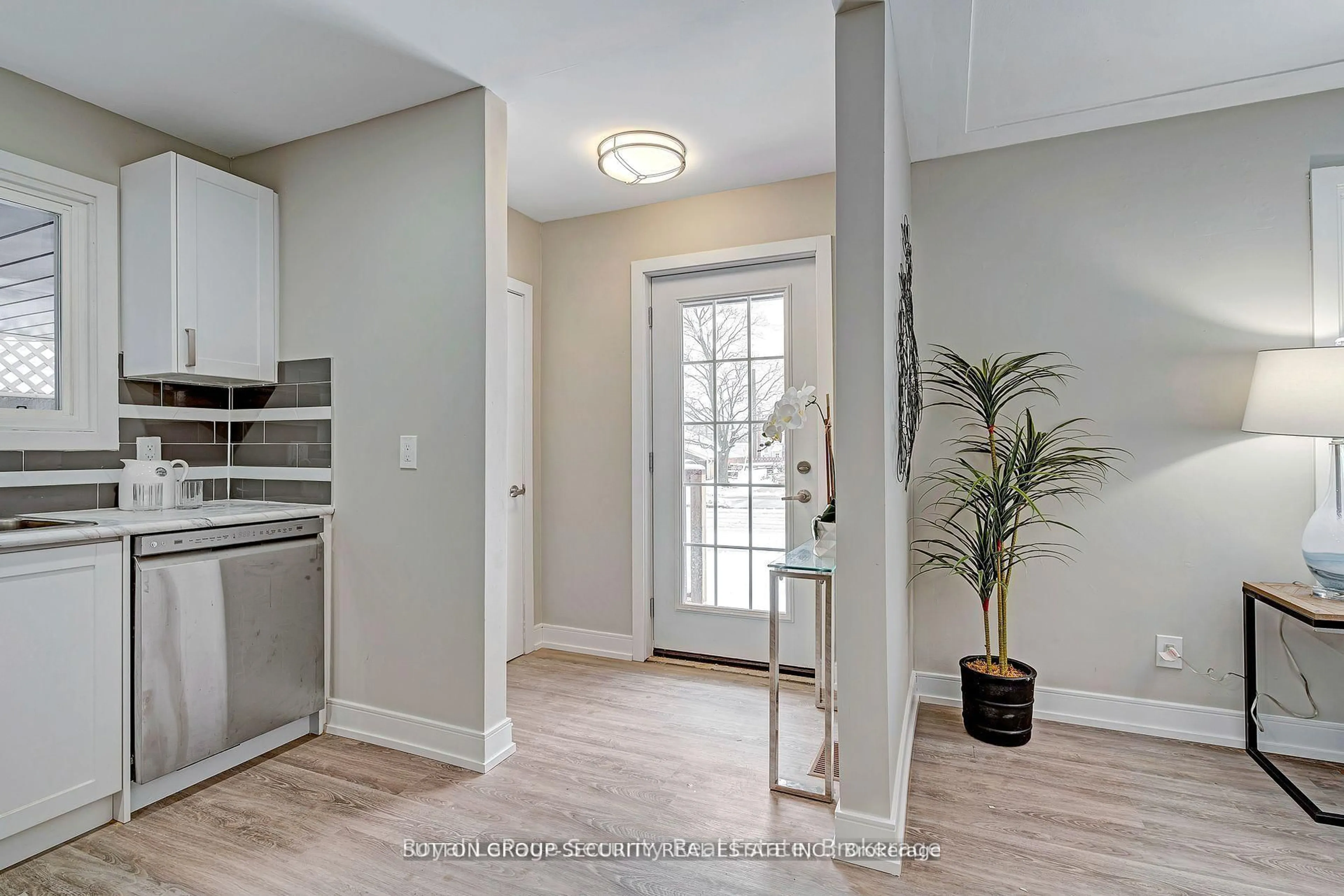 Indoor entryway for 183 Sekura St, Cambridge Ontario N1R 3R2
